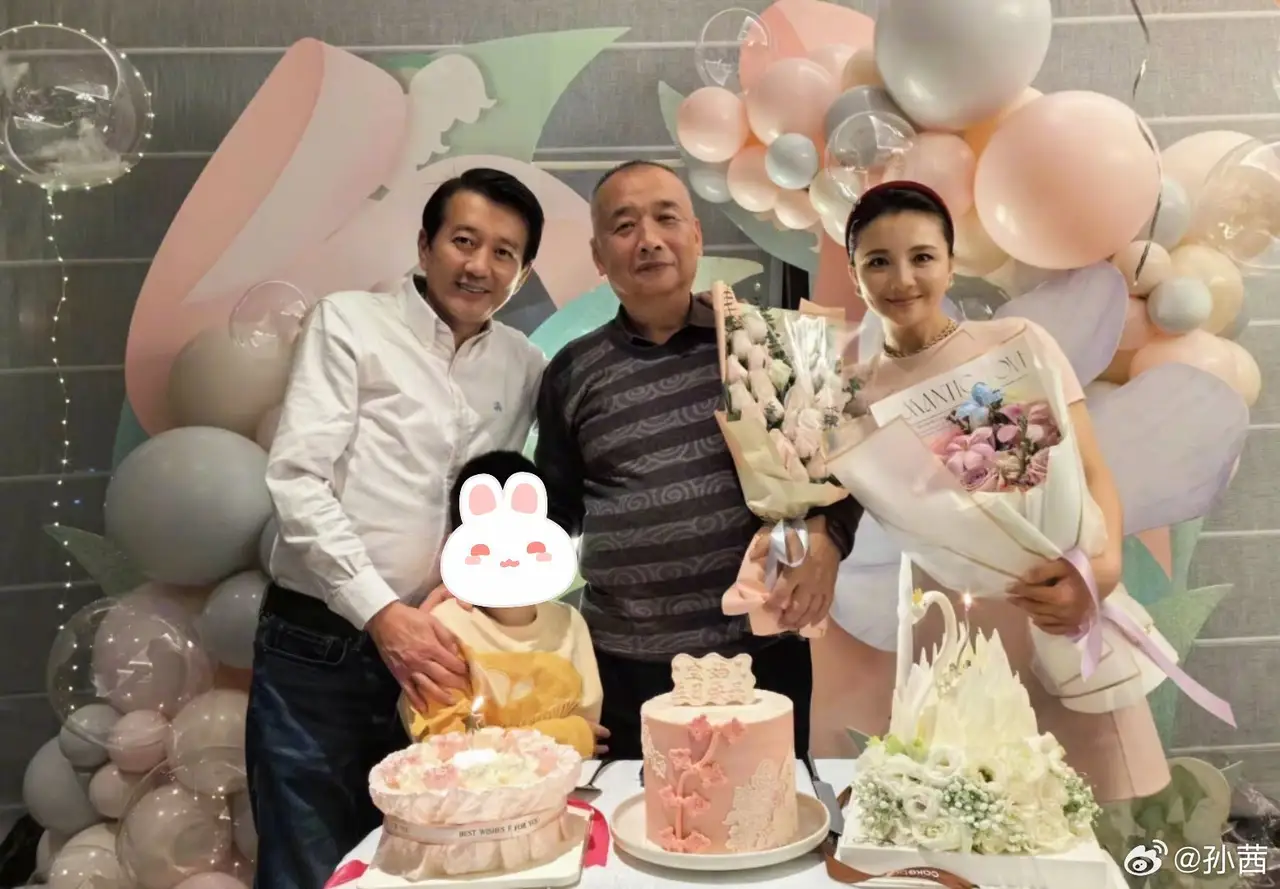 崔槿汐姑姑孙茜过生日,容貌一点没变,还是那么漂亮大方,老公有一点显