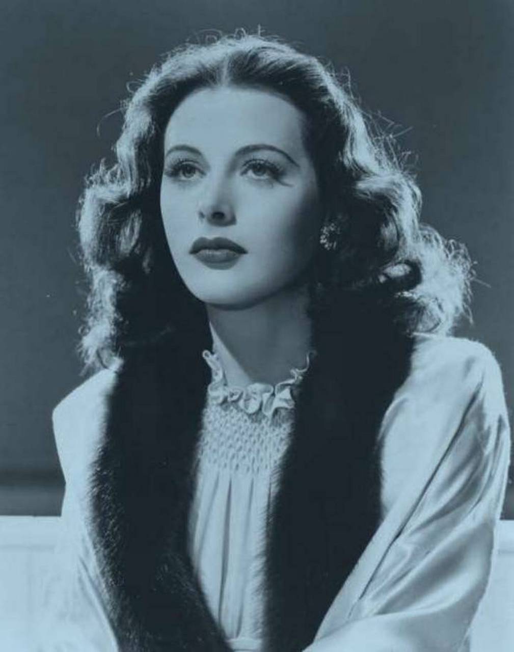 1932年,拉玛主演的电影《神魂颠倒》上映,整个欧洲都轰动了,因为拉玛