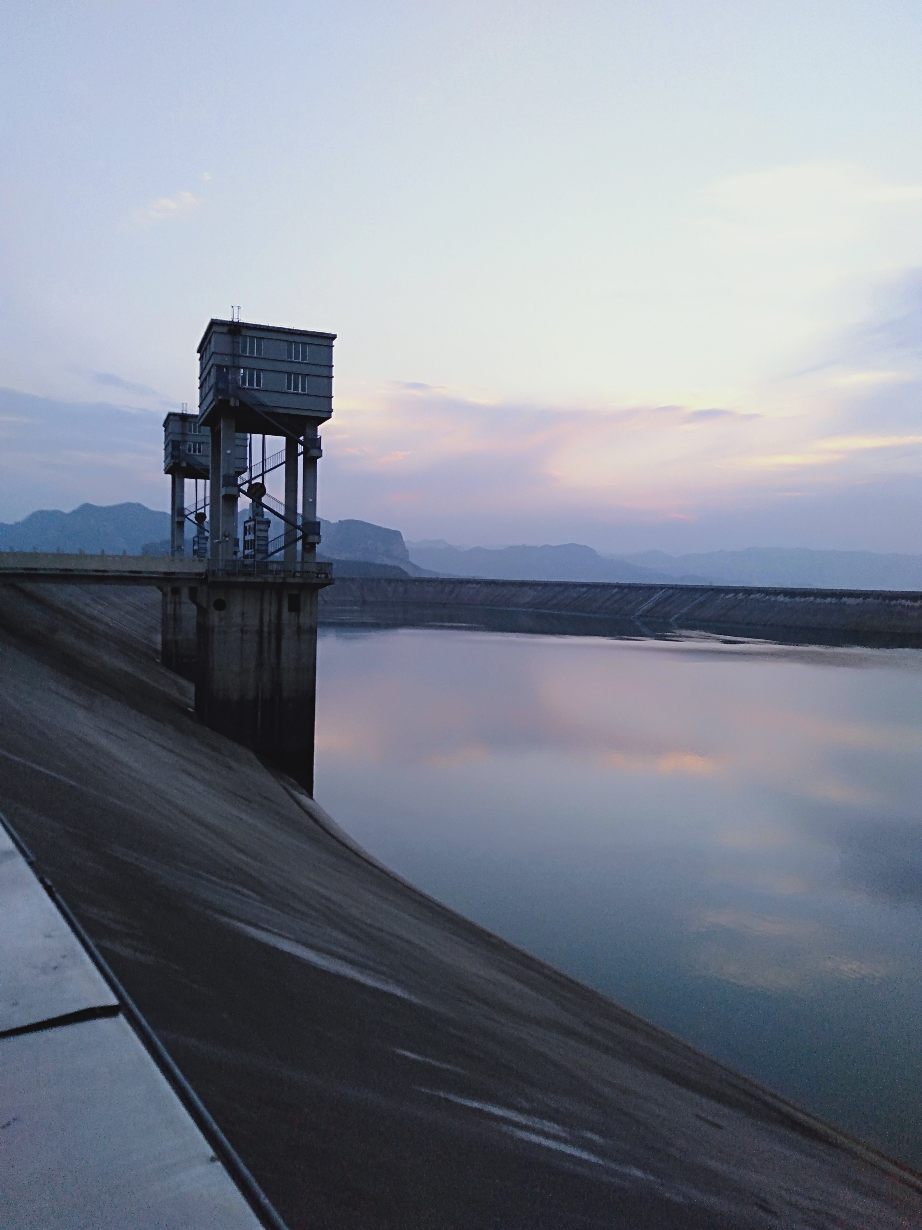 22年10月14日,井陉县张河湾抽水蓄能电厂上下水库,上水库在山顶,几乎