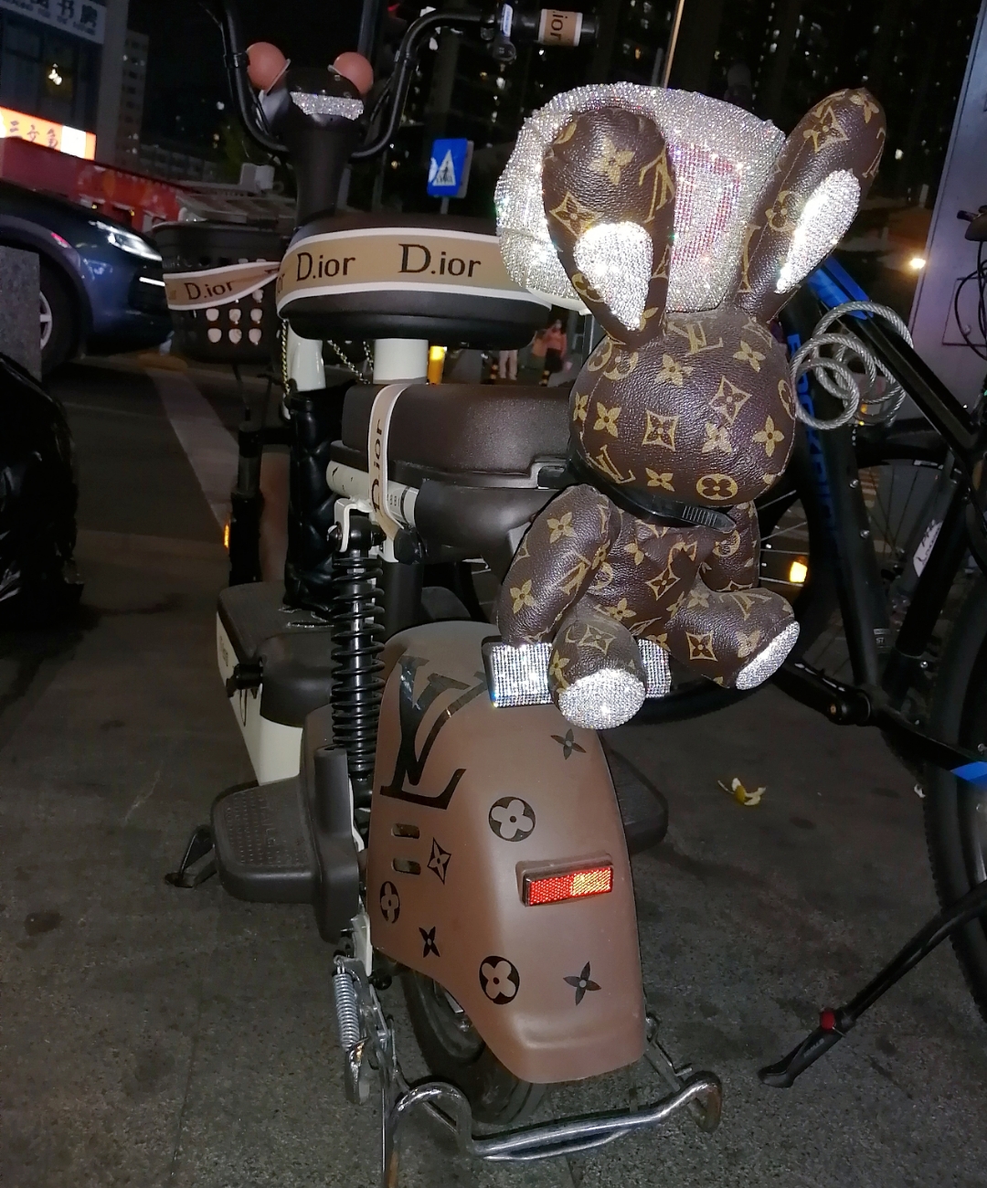 哇 这辆潮牌电动车泰酷啦!它的车头和座椅上都有d