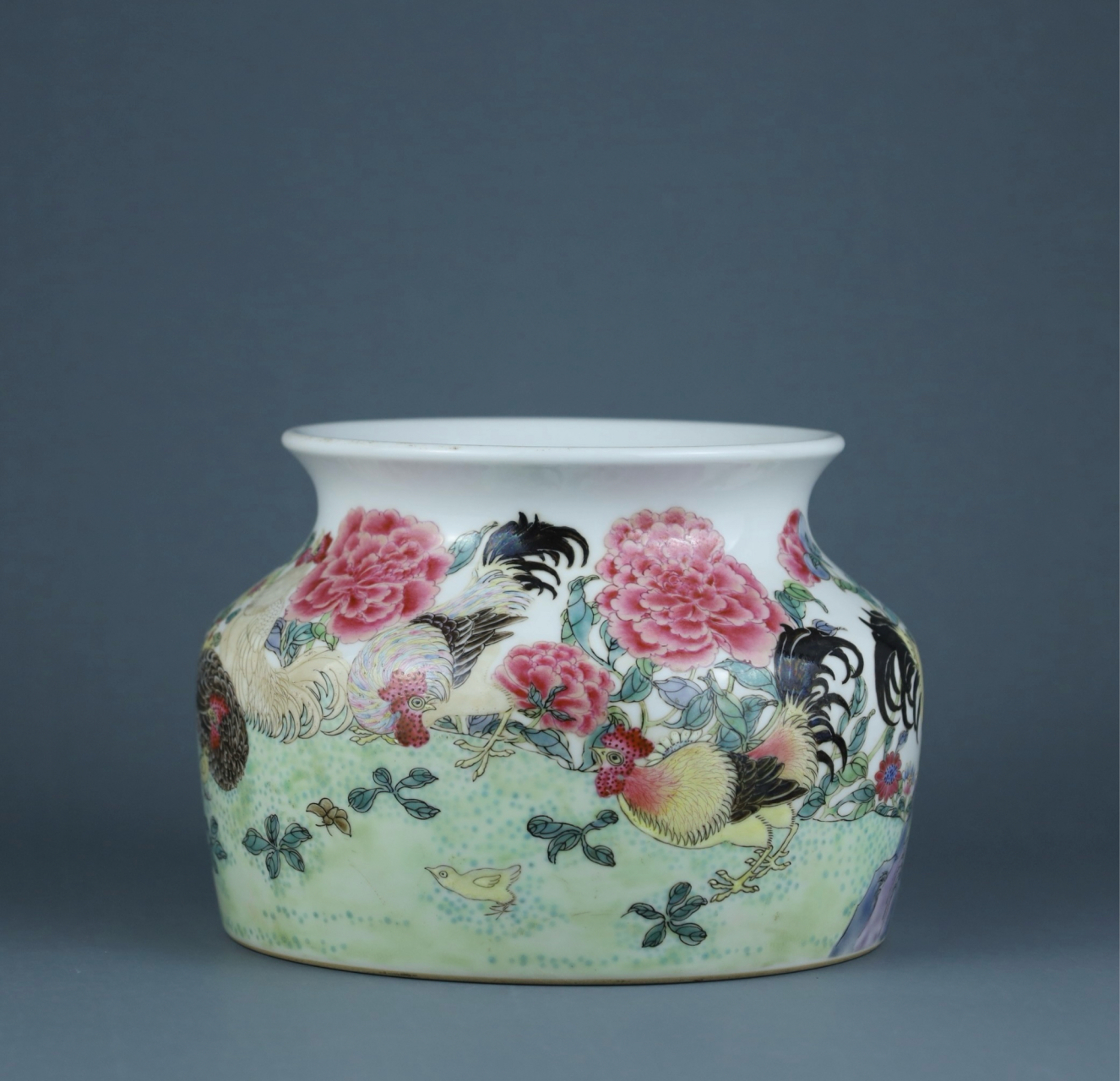 纹梅瓶 贰)清乾隆 青花龙纹抱月瓶 叁)清光绪 储秀宫製款胭脂红釉梅瓶