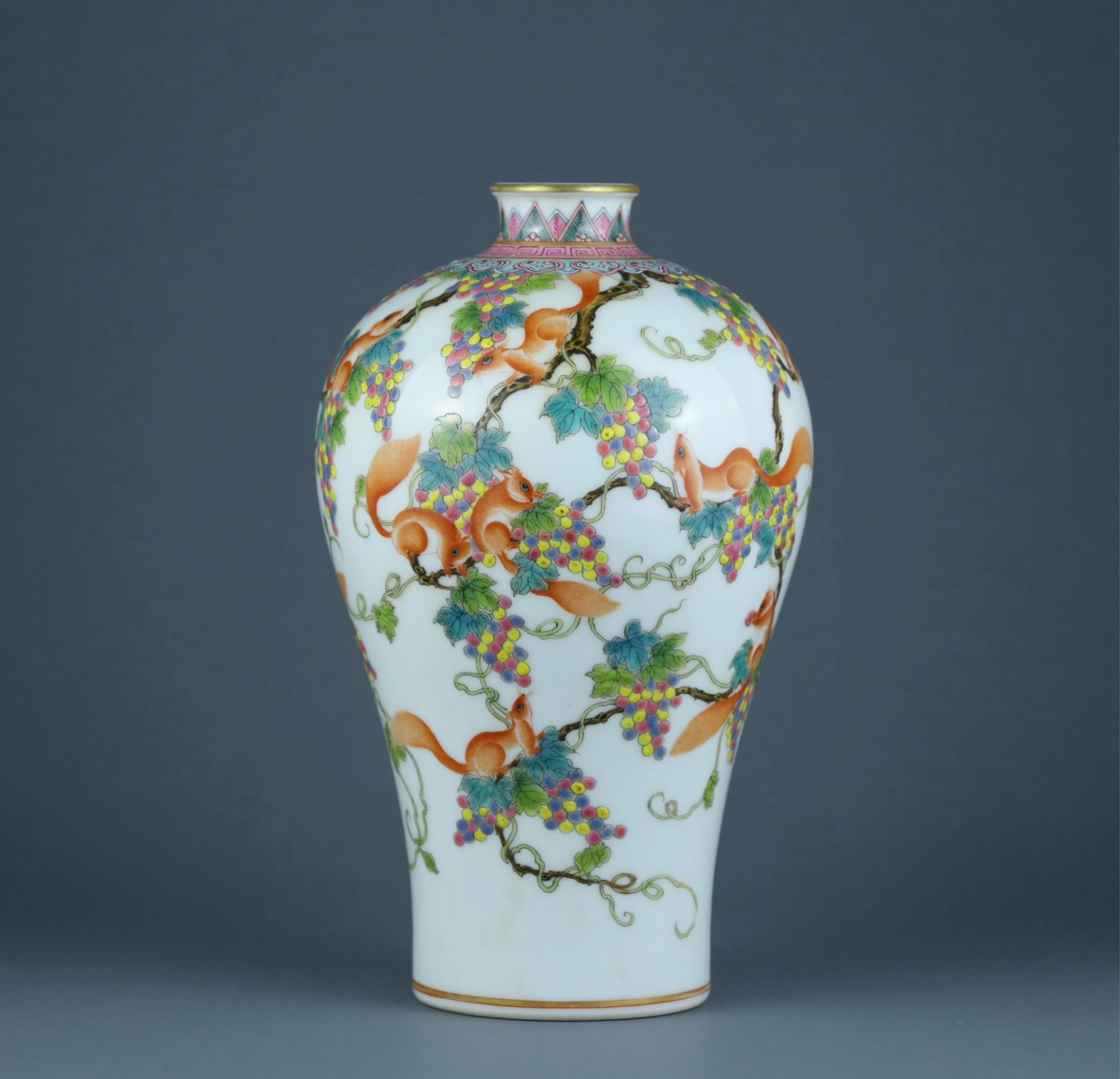 纹梅瓶 贰)清乾隆 青花龙纹抱月瓶 叁)清光绪 储秀宫製款胭脂红釉梅瓶