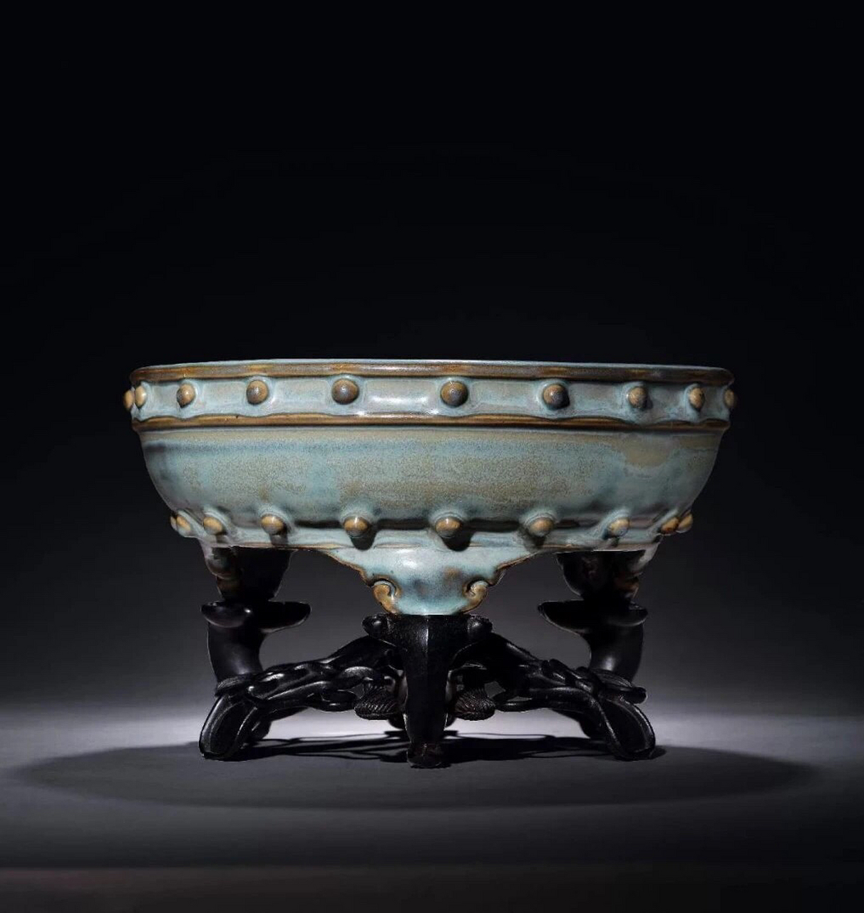 图1:明初 钧窑月白釉鼓钉三足水仙盆 图2:元至明初 钧窑天蓝釉棱口