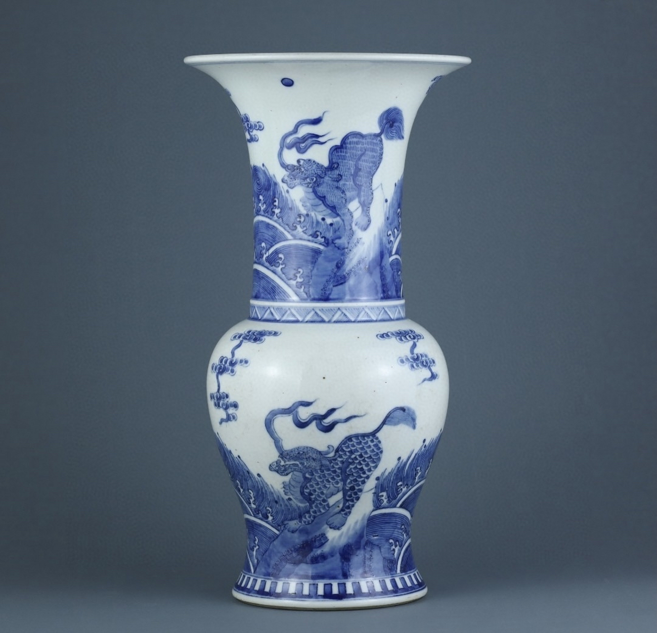 图1,清康熙 青花海水麒麟纹凤尾尊 图2,清雍正 粉彩荷花花鸟纹笔筒 图