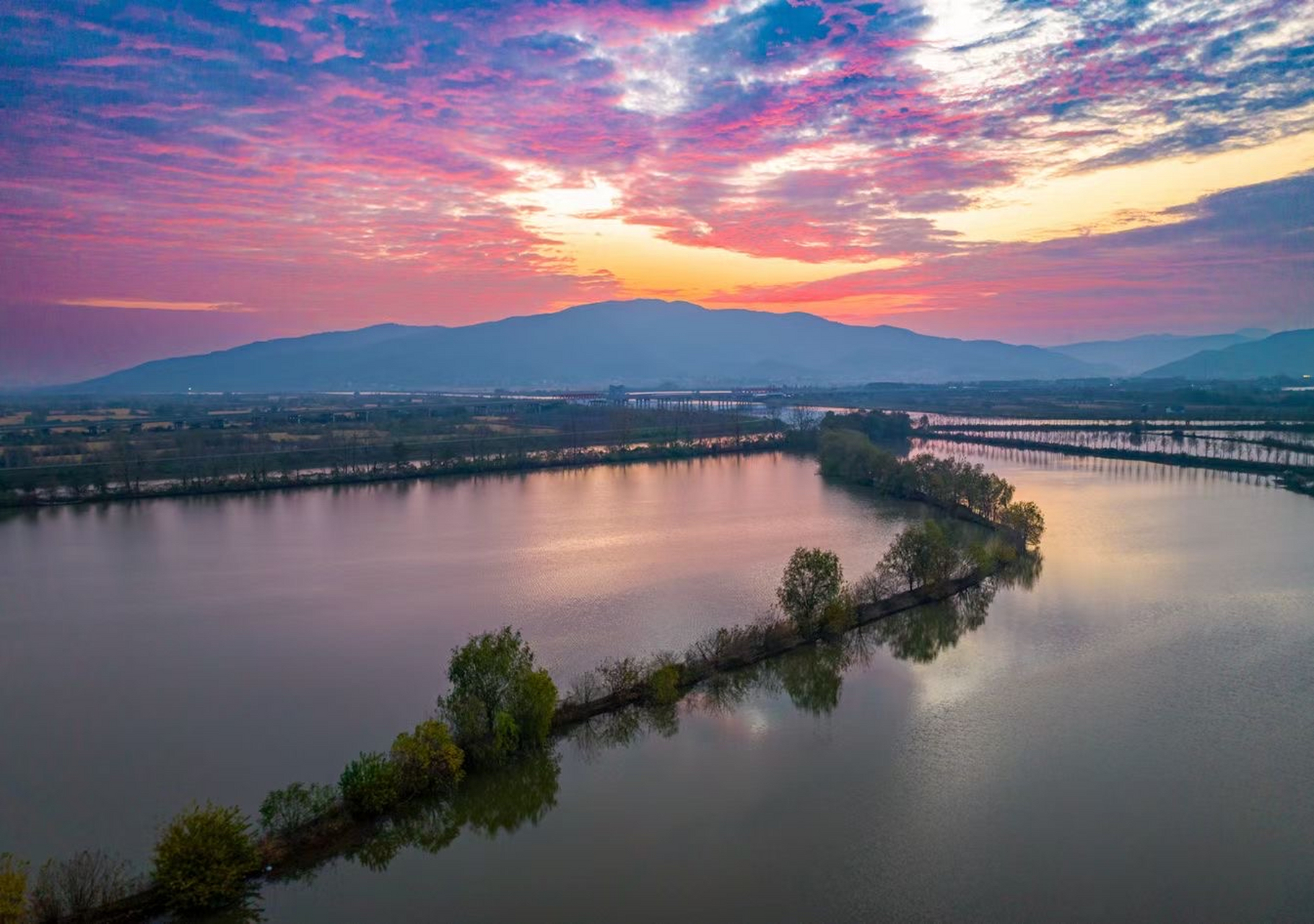 芜湖繁昌区 峨溪河今晨 朝霞满天 候鸟翔集 生态优美!