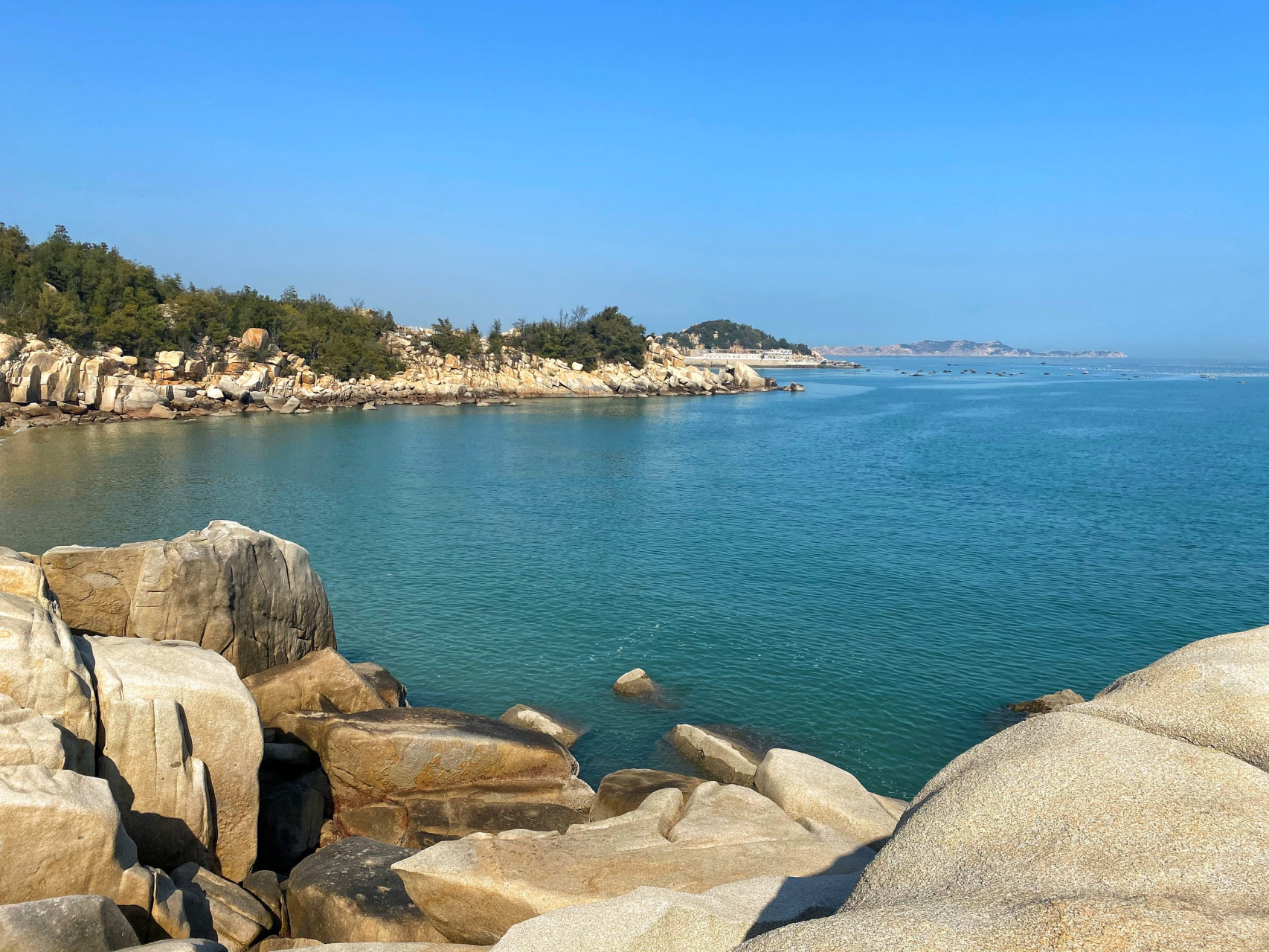 坛南湾,位于福州平潭岛东南,这是一处天然浴场,沙滩岸线22公里.