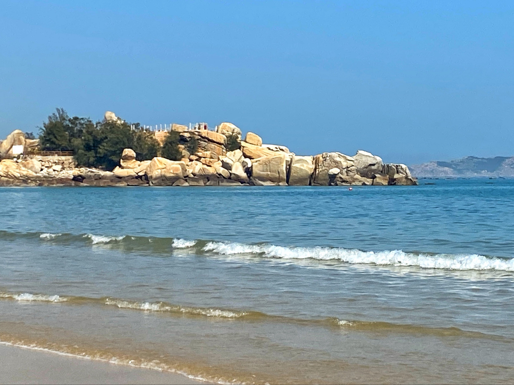 坛南湾,位于福州平潭岛东南,这是一处天然浴场,沙滩岸线22公里.