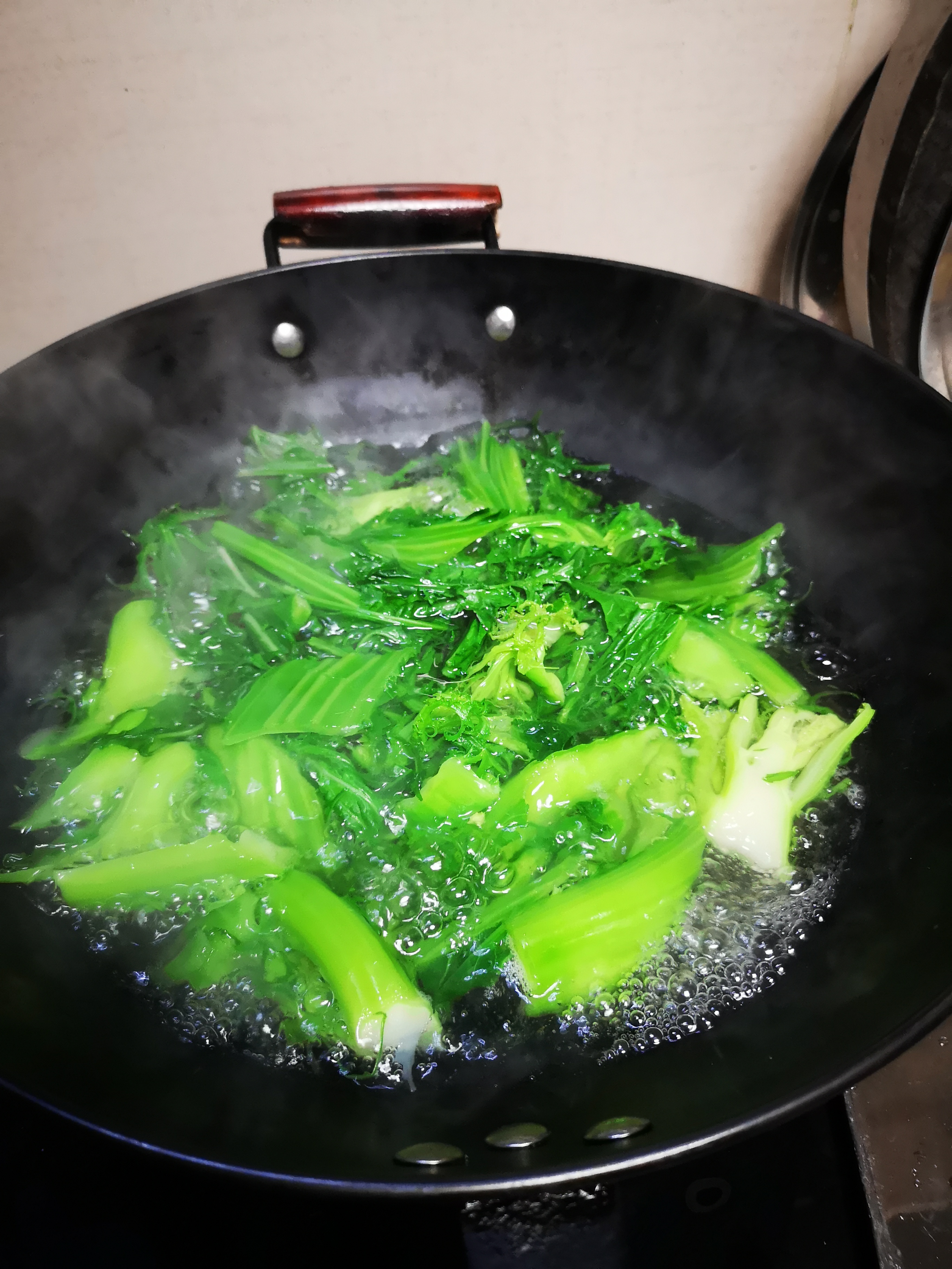 青菜,洗净了用山泉水煮,先煮杆子后煮叶子,不要发油,煮10分钟左右就