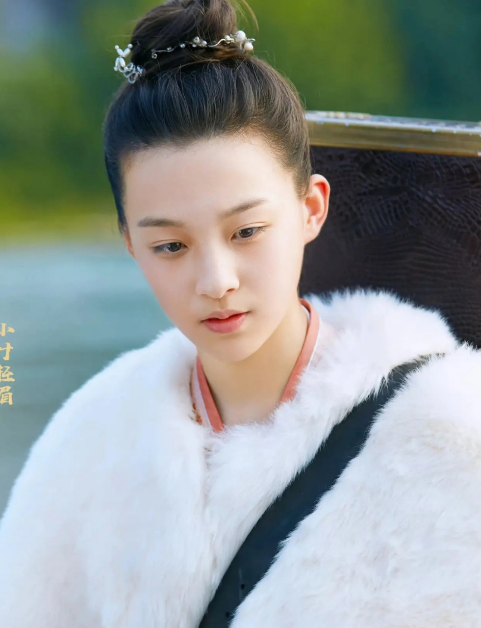 叶轻眉的扮演者顾语涵,演《庆余年》的时候才14岁,现在19岁,长开了,真