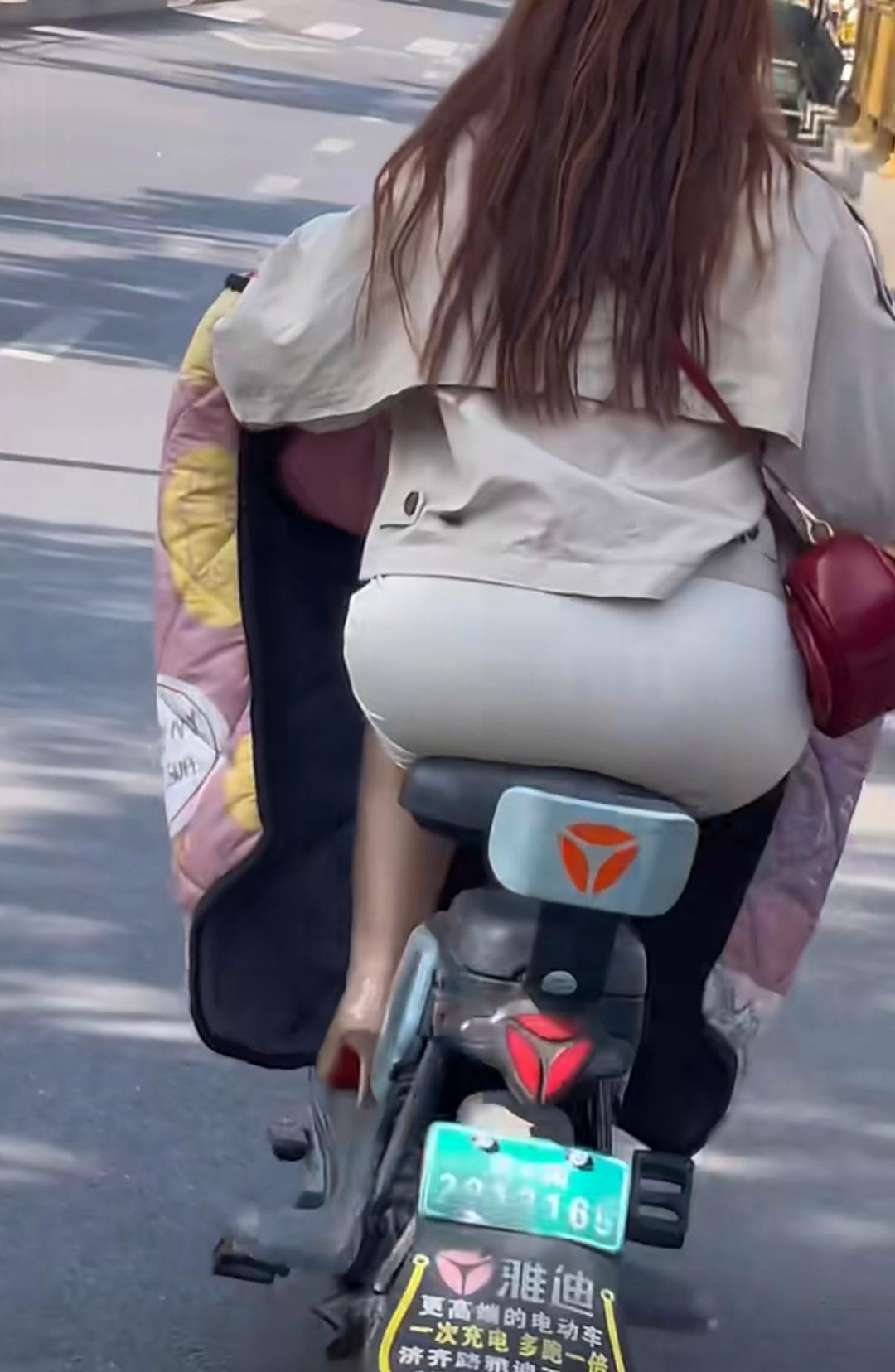 雅迪电动车,以卓越的省时省力特性,成为都市通勤的理想伙伴