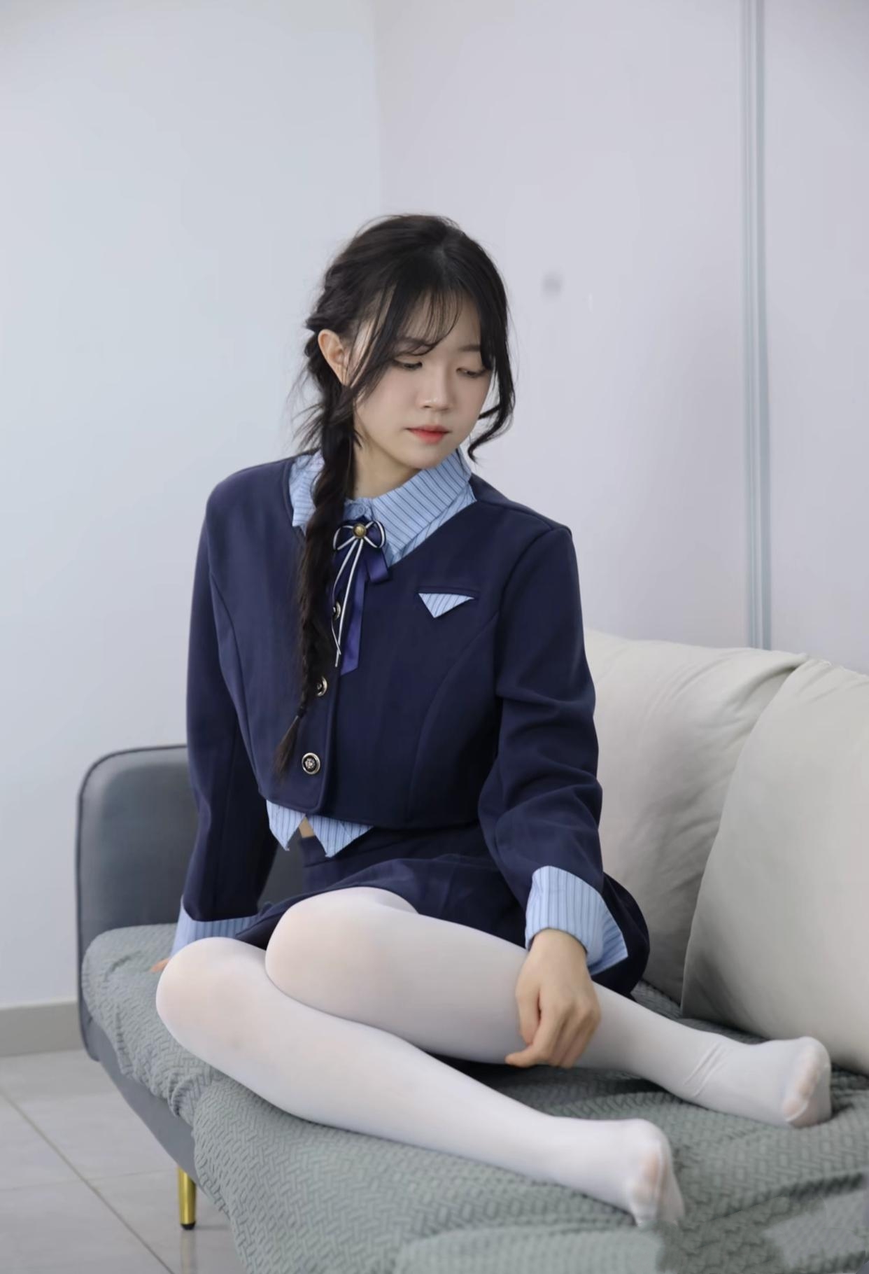 我悠然地蜷缩在沙发上,沉醉于这份宁静的时刻