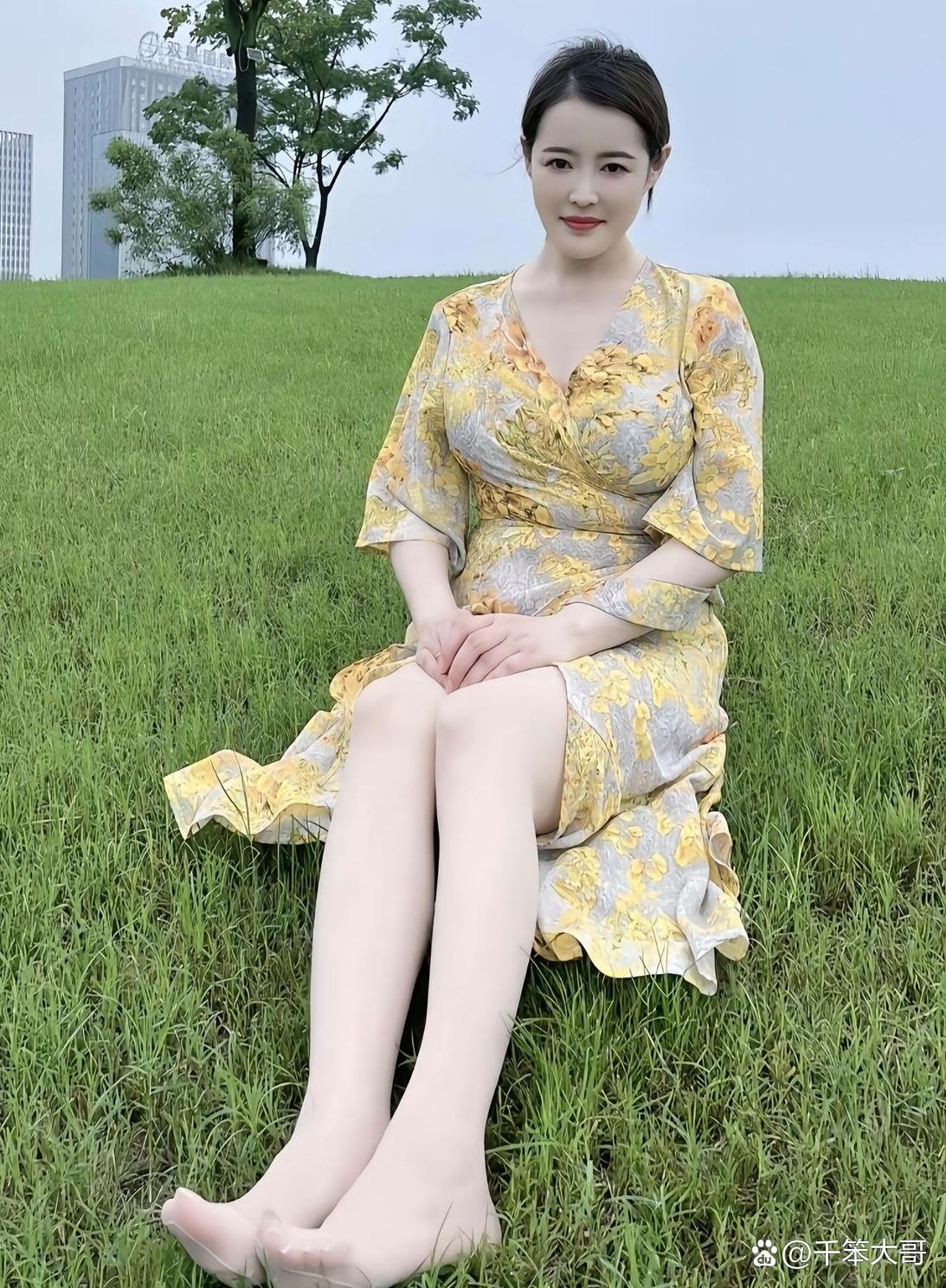 草坪上的大姐,阳光都偏爱她几分,皮肤晒得那叫一个"自然高光",仿佛