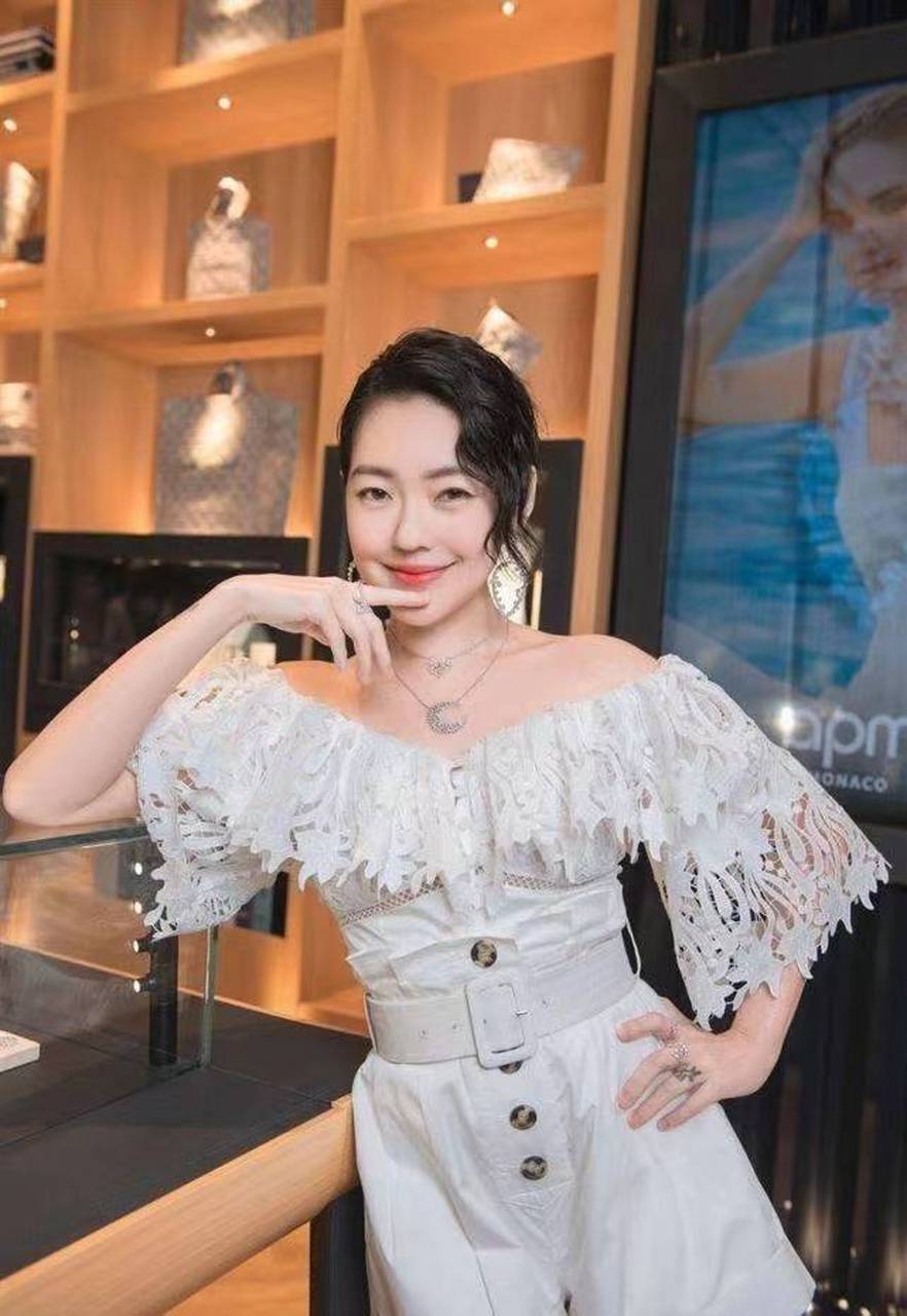 娱乐八卦汇总	  1,金c是实打实的社牛,平时在饭局酒局上,永远都很放的