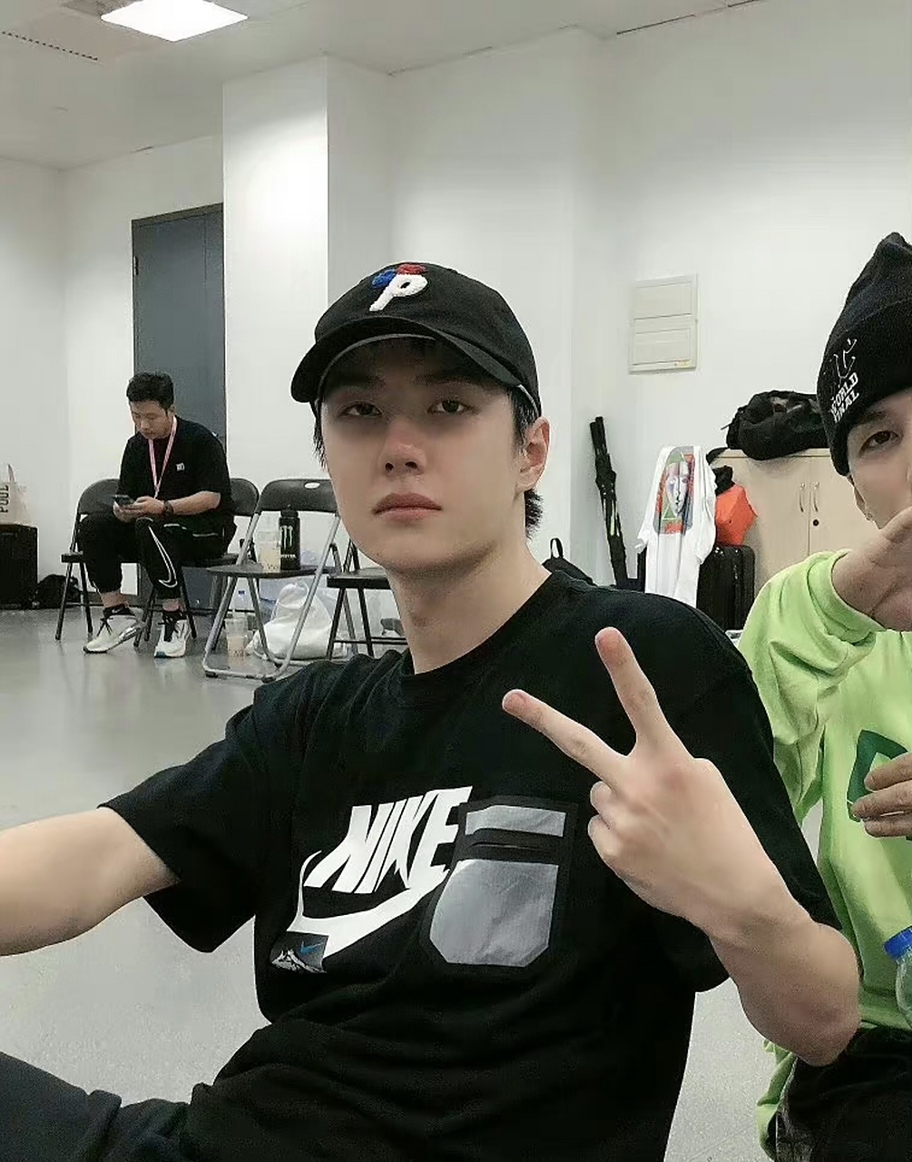 王一博坐过山车比耶# 王一博,1977年出生于河南洛阳,中国内地男演员