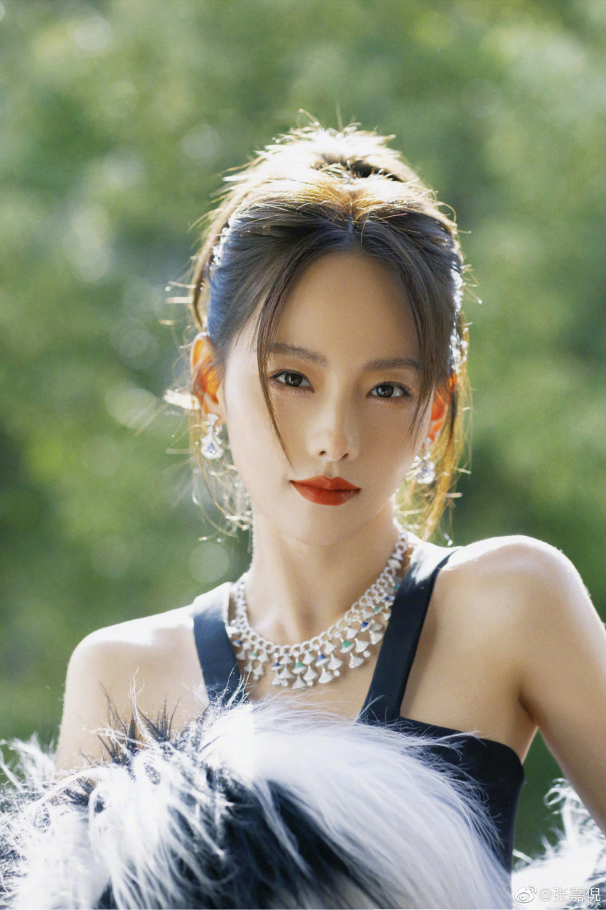 张嘉倪为乘风破浪的姐姐第4季一公《叮叮当当》组设计项链,人美心善