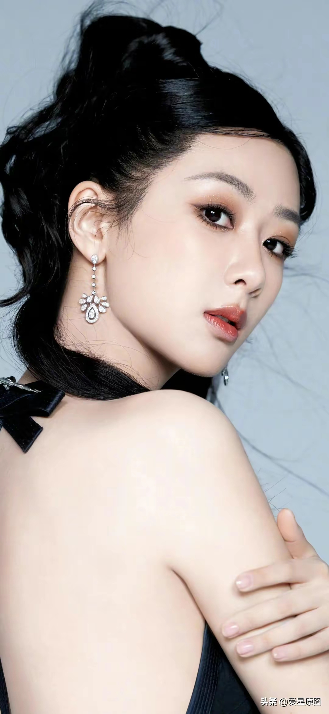 大家好,今天我们要揭开一位当红女星的神秘面纱,那就是杨紫的