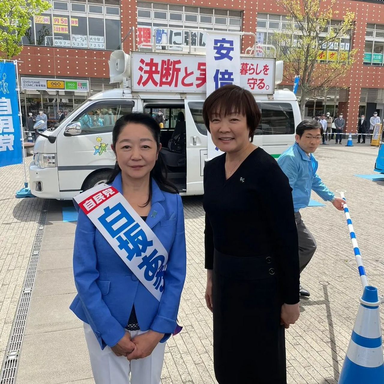 日本已故前首相安倍晋三的遗孀安倍昭惠女士更新了照片,正在为自民党