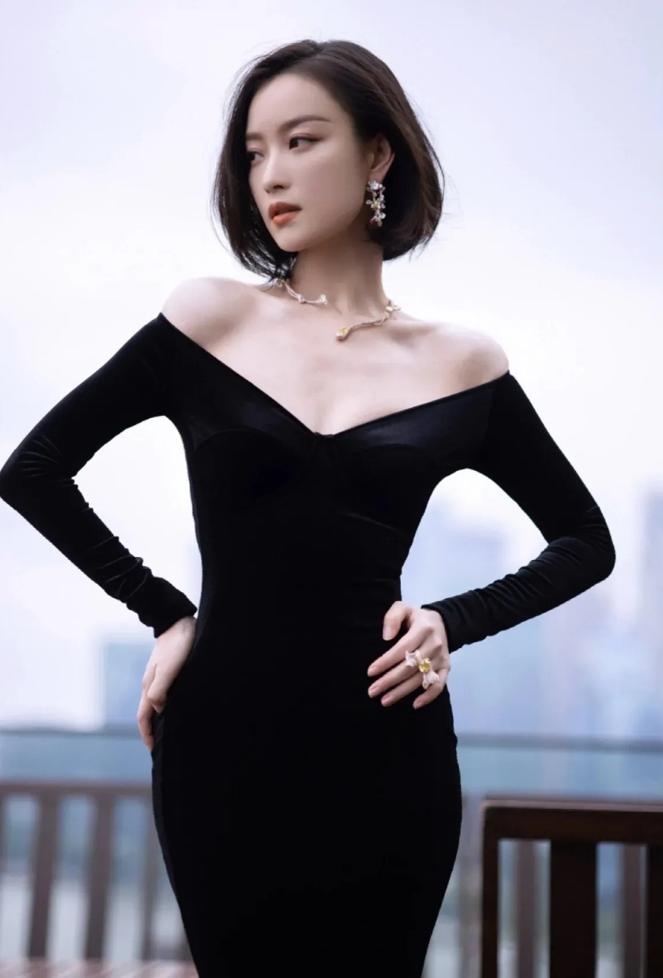 不仅如此,倪妮还拥有着出色的气质和自信,让人无法