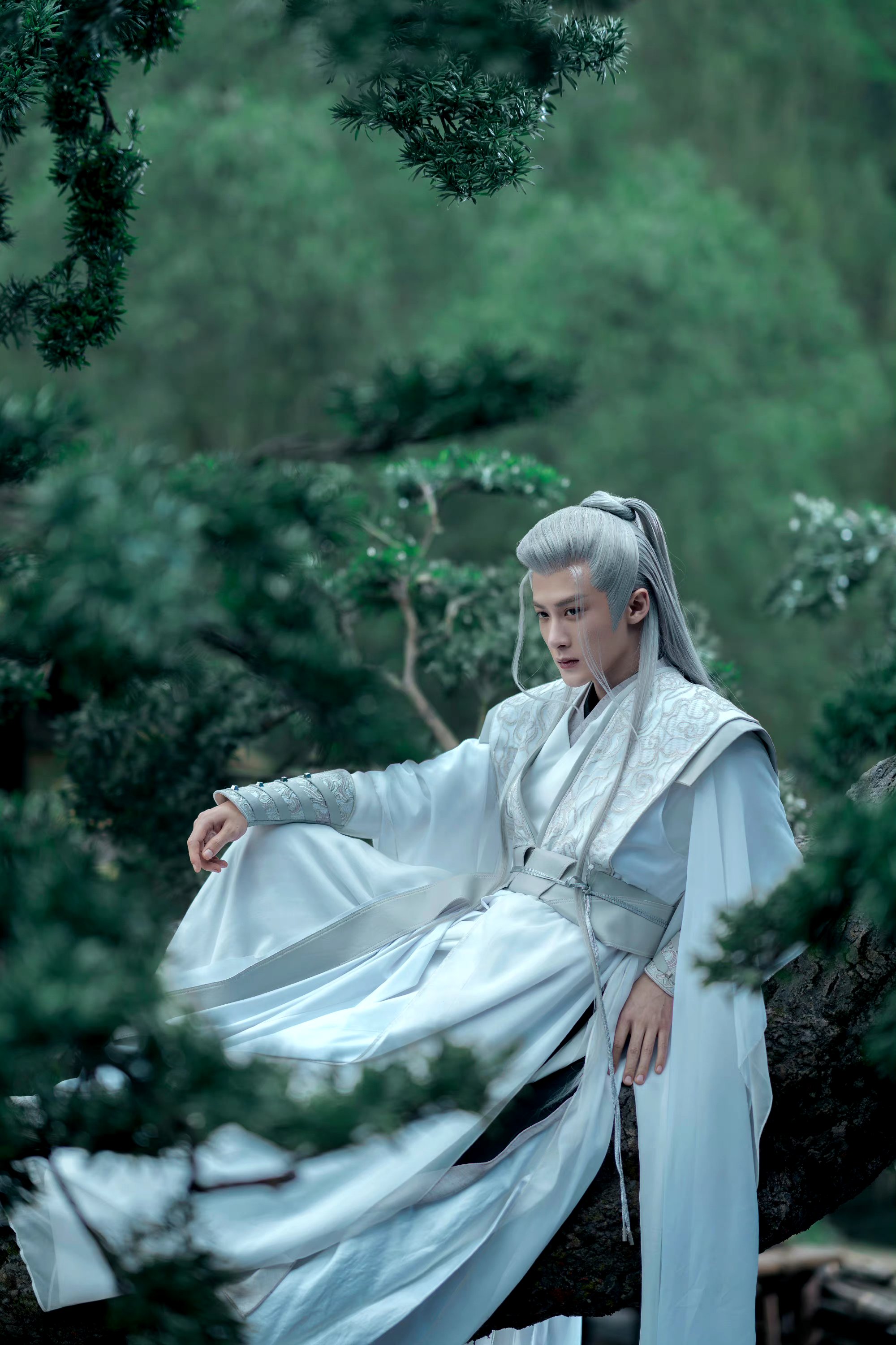 身长玉立,俊若修竹,风姿清逸,前方#檀健次# #长相思# 相柳剧照掉落