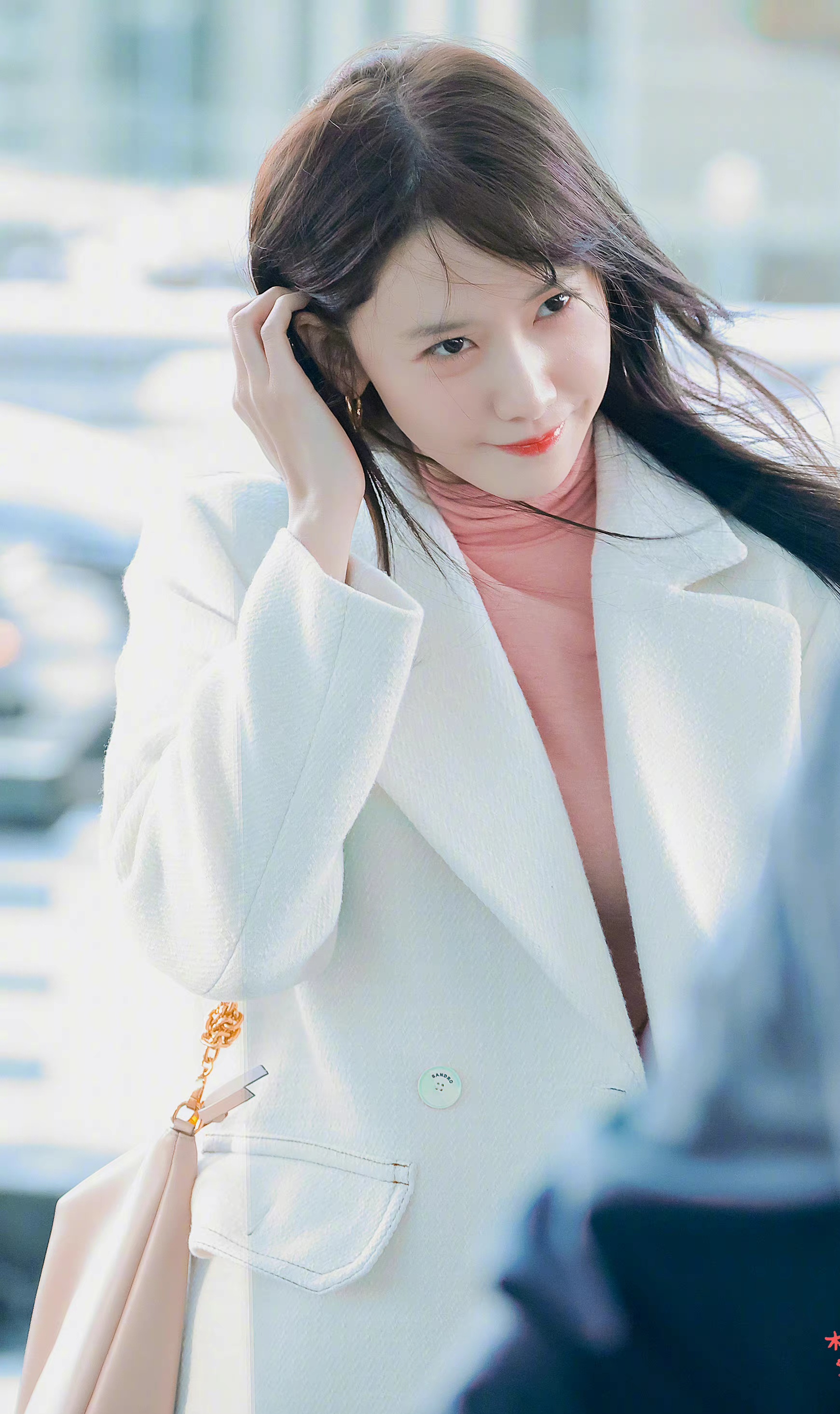 林允儿一双水灵灵的大眼睛,一对弯弯的眉毛,一个挺拔的鼻子,加上小小