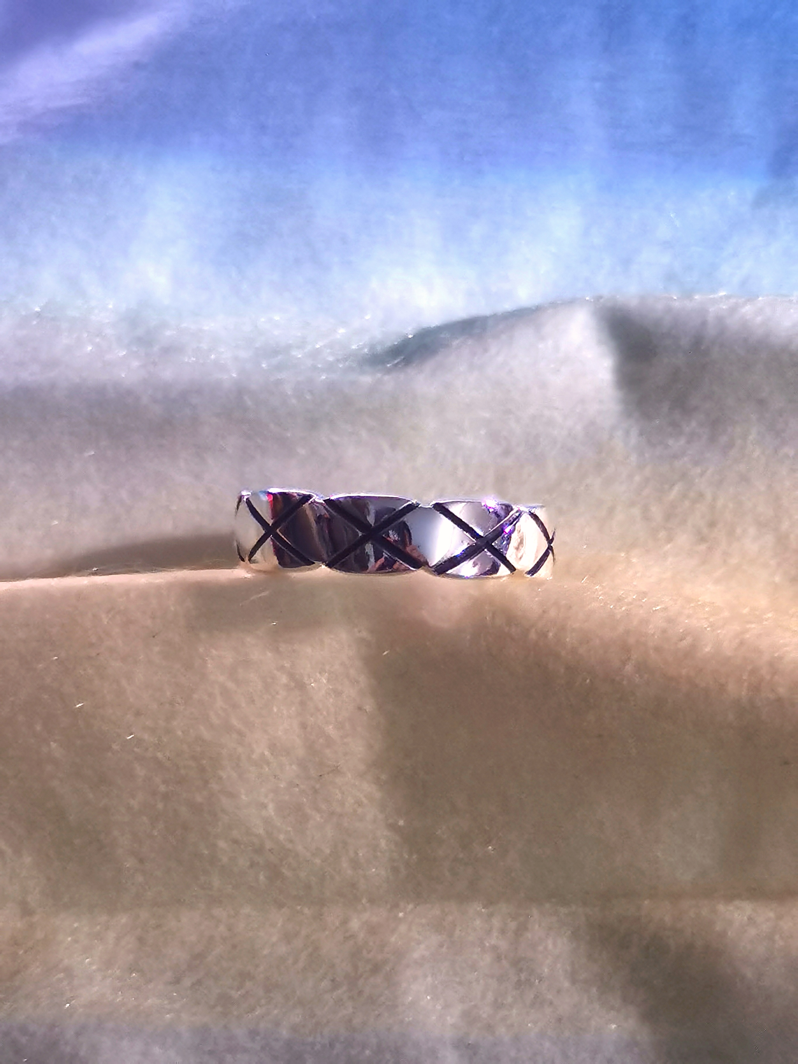 大牌款的菱形戒指 这款戒指设计独特,黑色线条编织成格子图案,仿佛