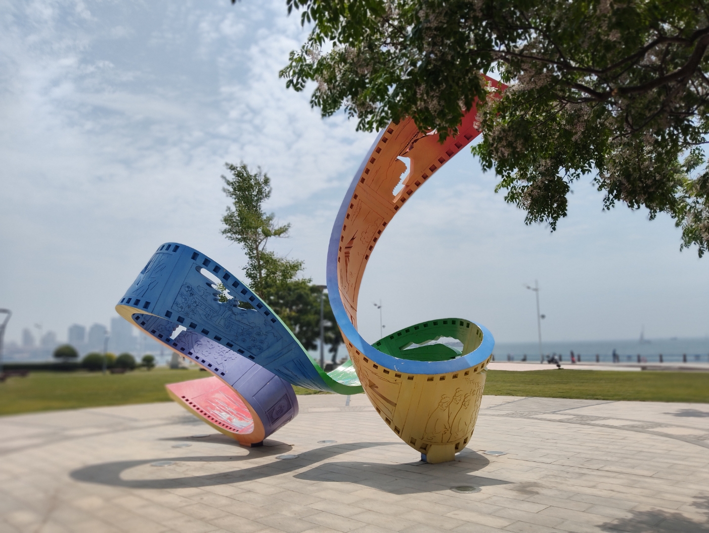 七月的风,轻柔地拂过大地,也拂过百年的峥嵘岁月