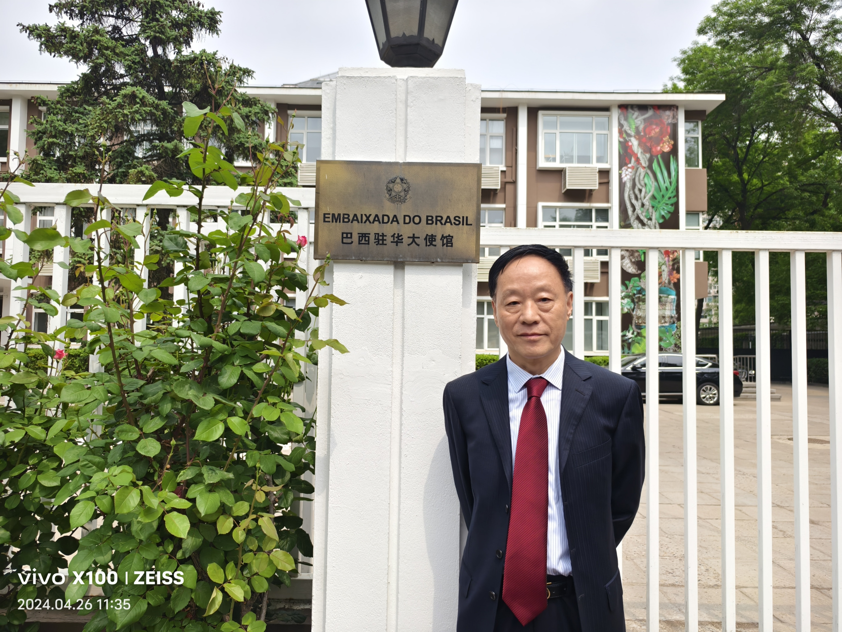 中名联签约国礼书画家代表走进巴西9793驻华大使馆传播中国传统