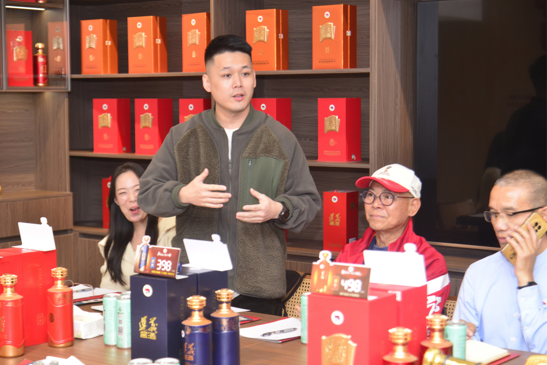 百度创作灵感中心# 广州市海珠区酒类行业协会在会长钟杨的带领下,于