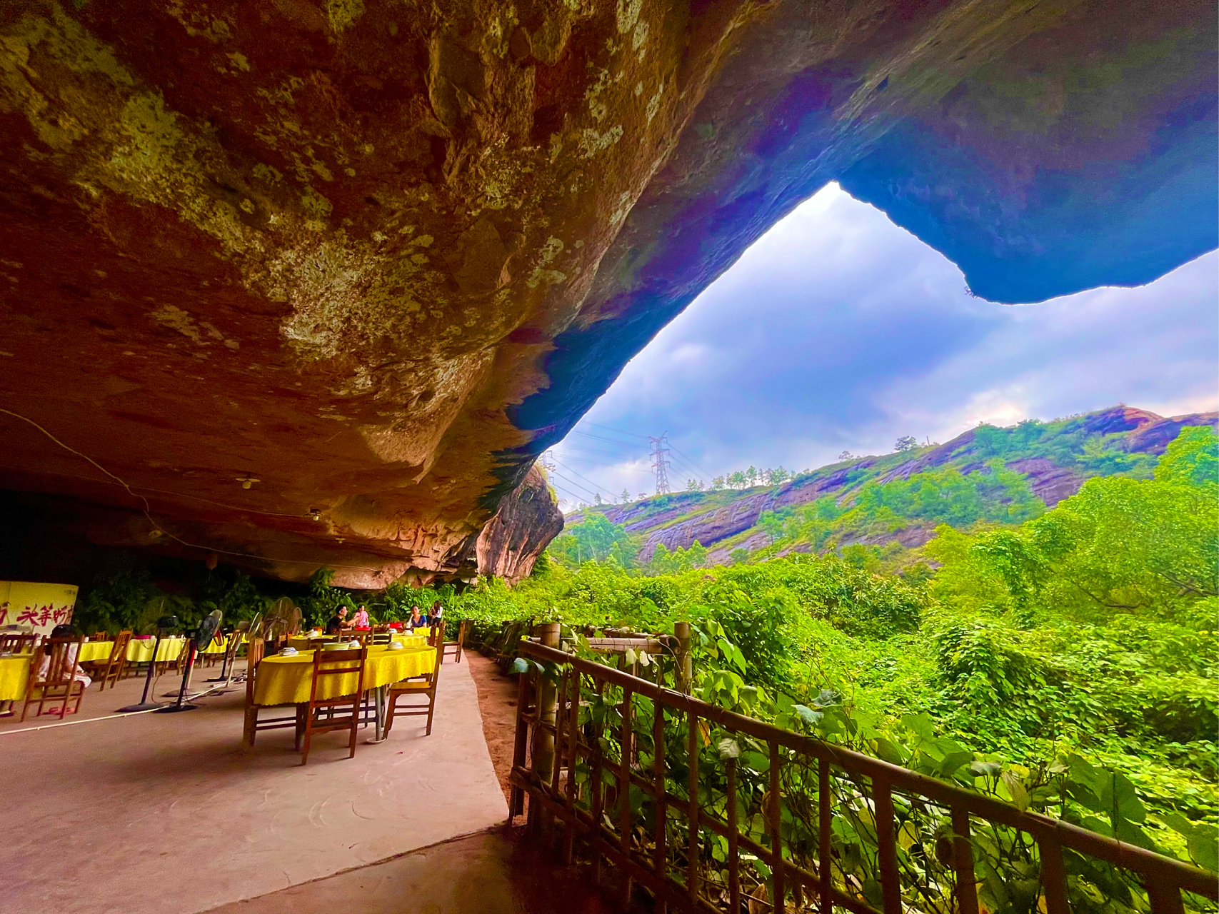 清远燕子岩山庄:原味碌鹅,酸菜尖椒炒花肉等美食尽在岩石山洞下  位于