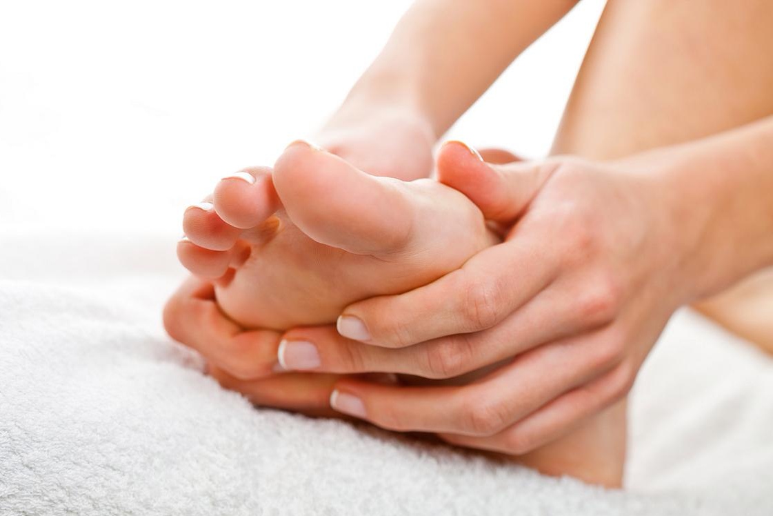 脚心连通着全身的神经和血管,却是距离心脏最远的末梢部位,所以常常