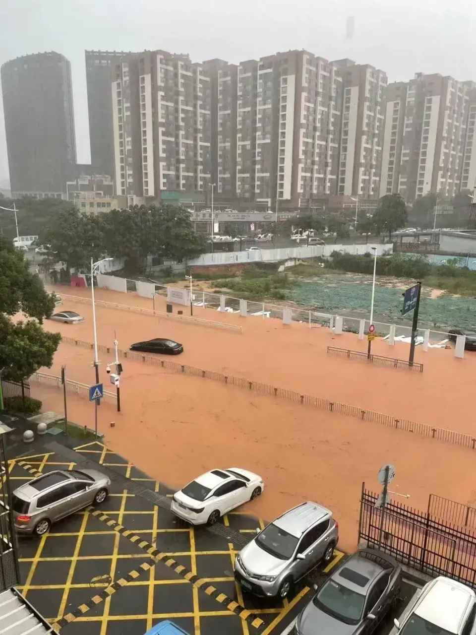 就下了场大雨,不知道的还以为深圳地震了!