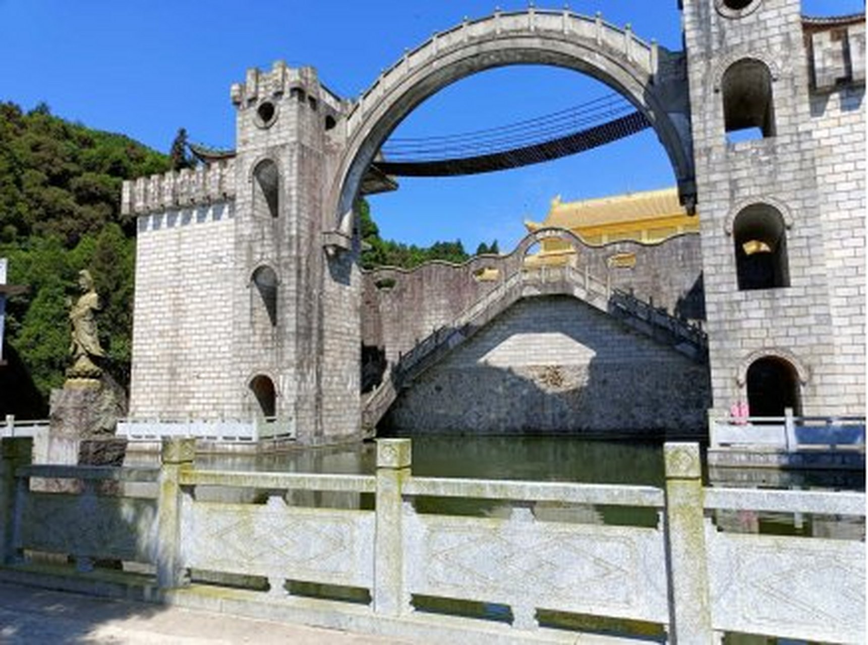 我刚刚去了南岳区西岭中山沟的这个文化城,真的是大开眼界!