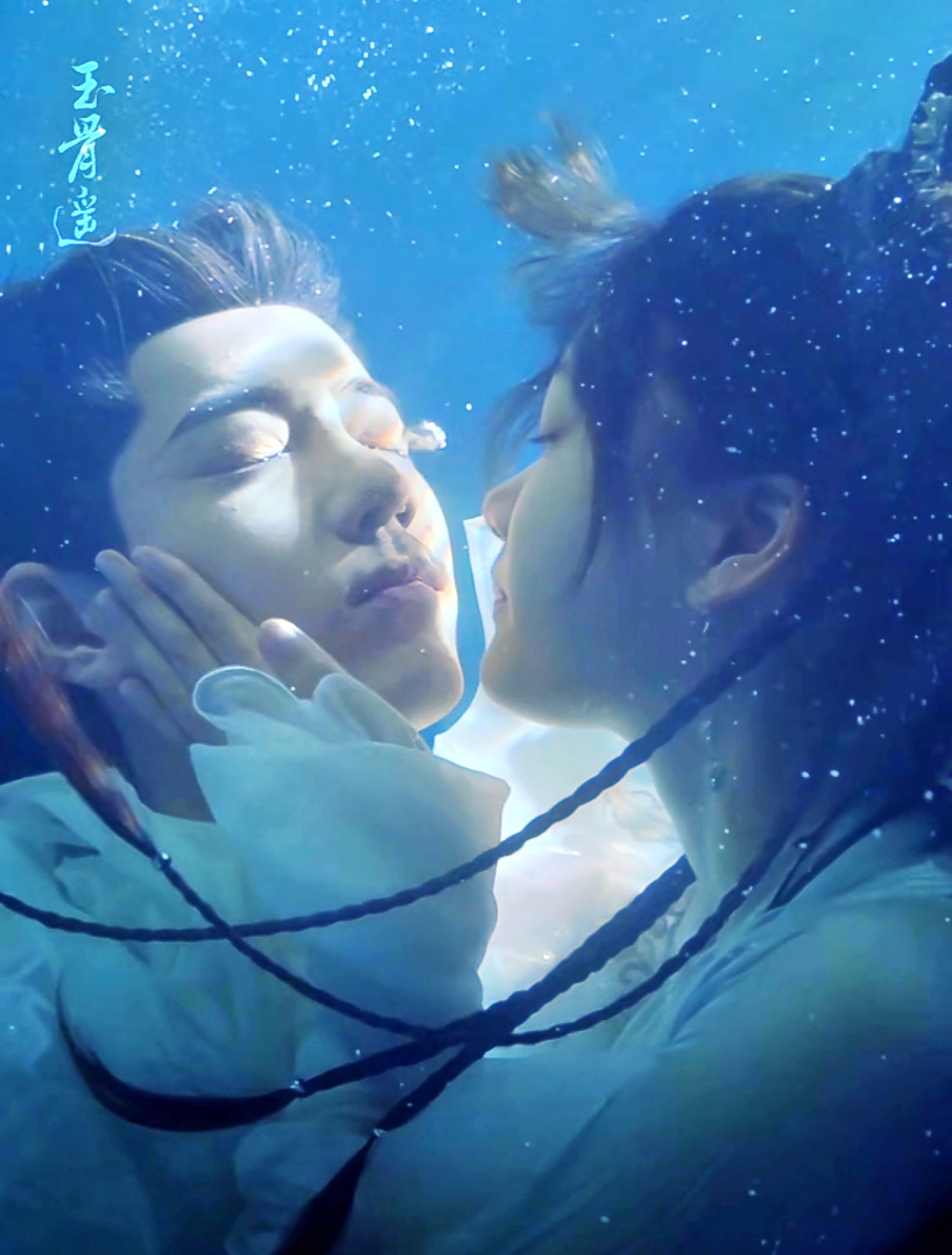 玉骨遥# 时影朱颜水中吻00 真人水中实拍,浮光掠影,衣袂翩翩,时影