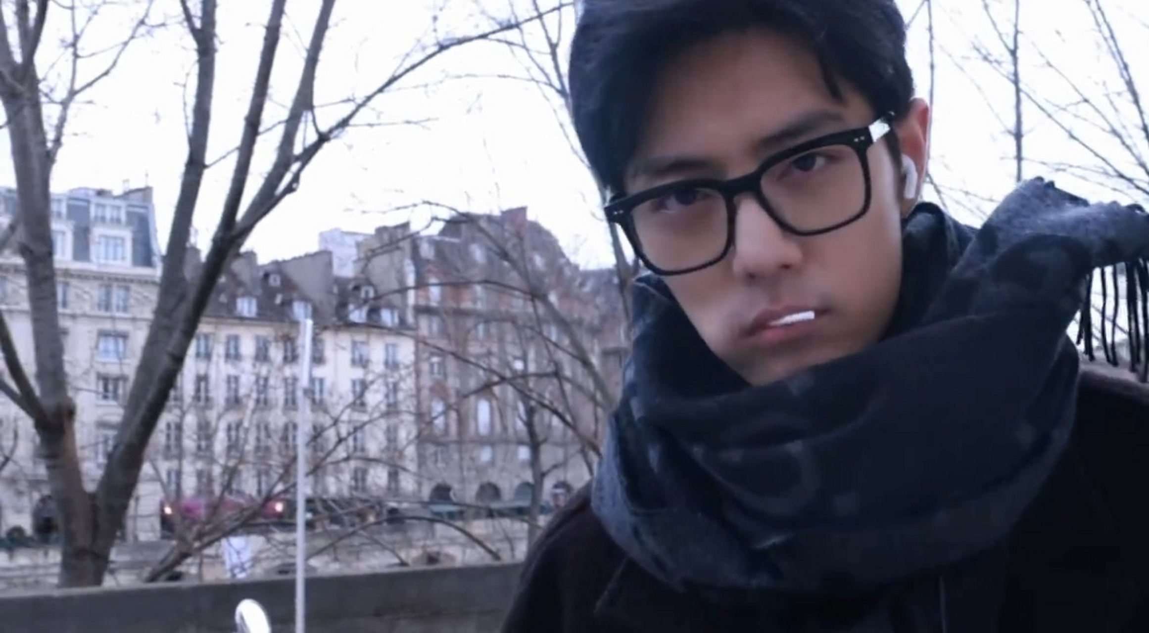 哈哈哈好臭屁的战宝,再现吃棒棒糖97的肖战![打call]