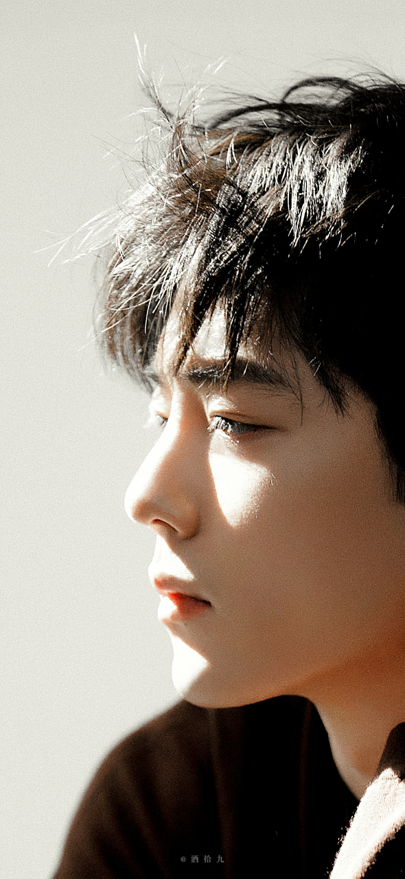闪闪发光的肖战 好爱光影下浓密又根根分明的睫毛,脸上的细软绒毛