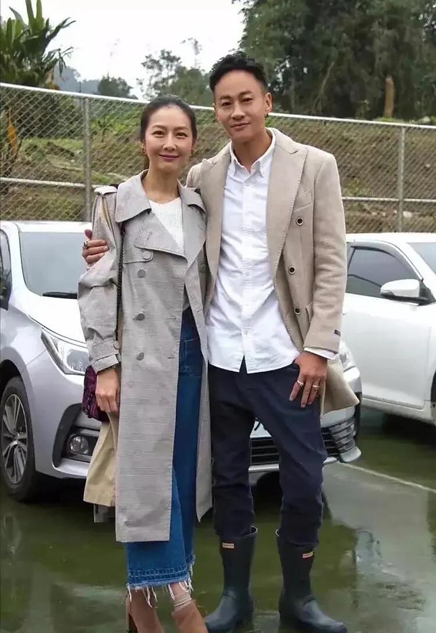 何润东老婆虽然是普普通通的售货员出身,但是颜值,身材真不输那些女