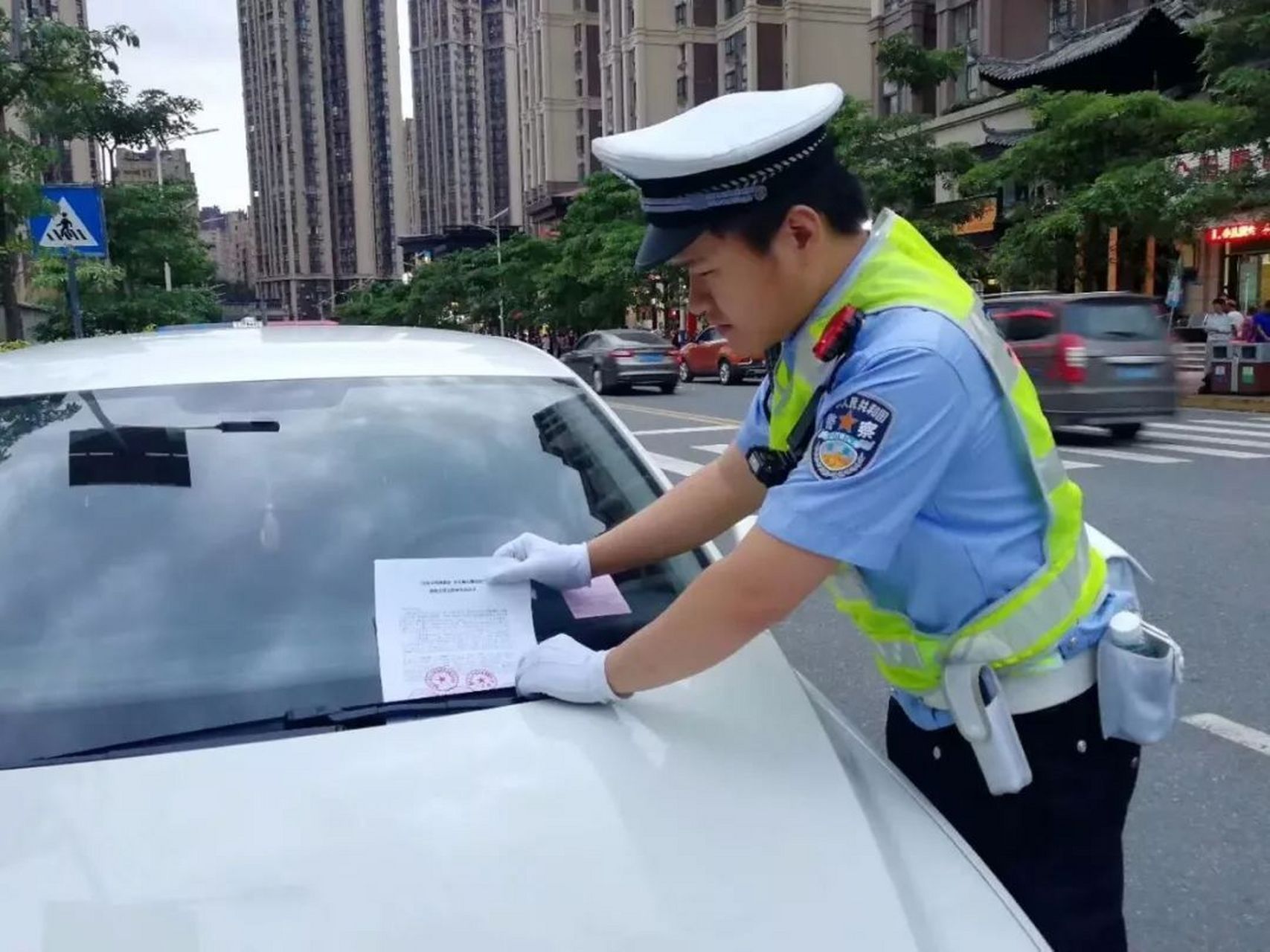 网友你对交警贴罚单有什么看法?