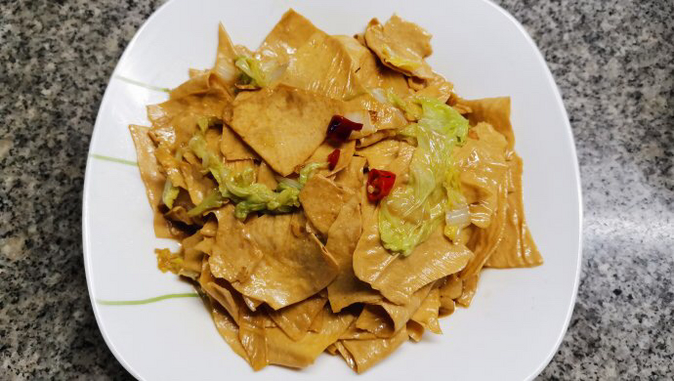 豆腐皮,提前用水泡发,然后洗净,用手撕成
