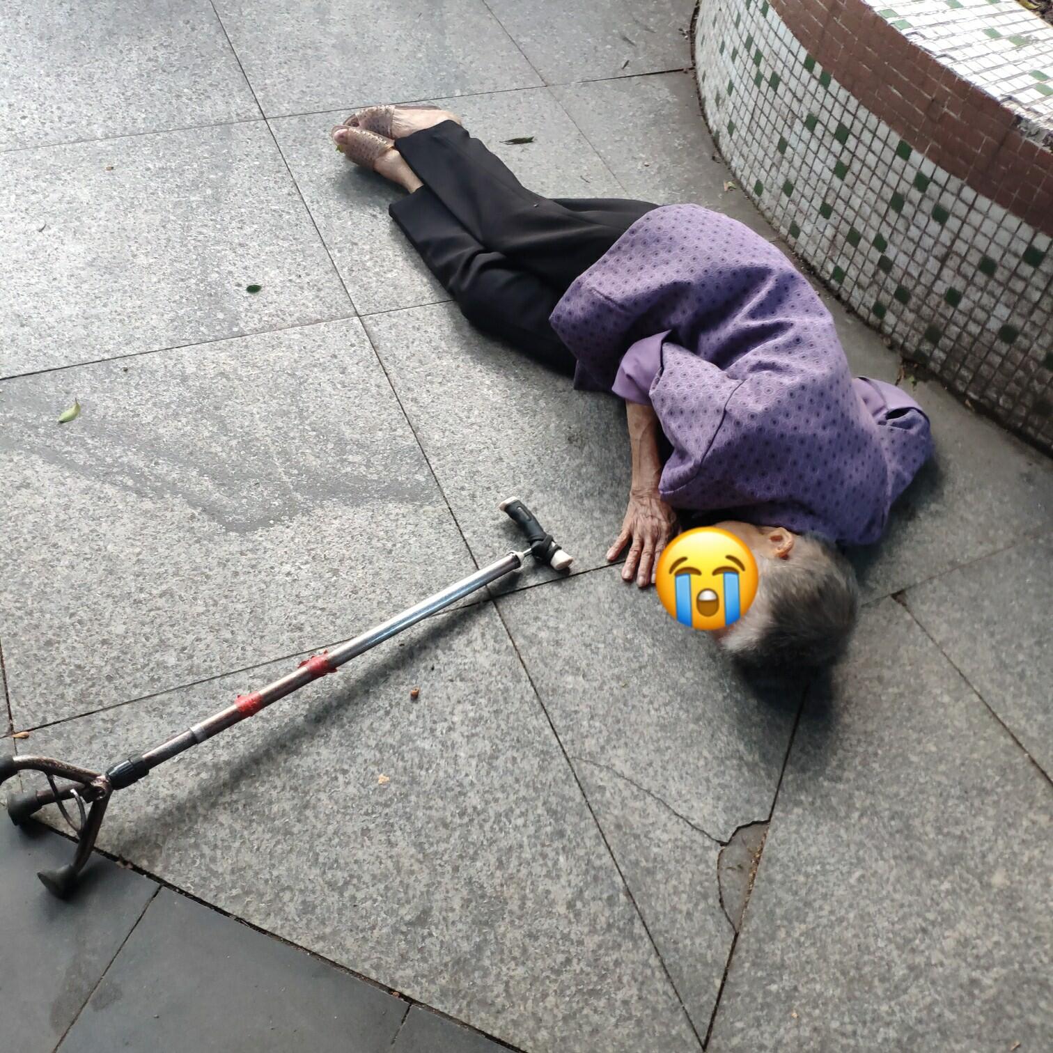 实在太心寒了,在贵州街道上,一位80多岁的老人摔倒在地