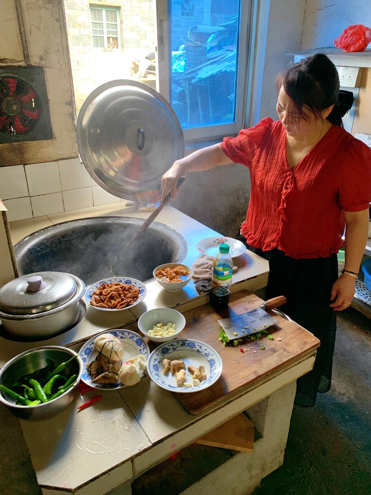 昨晚他突然莫名其妙地说:"生个儿子吧!