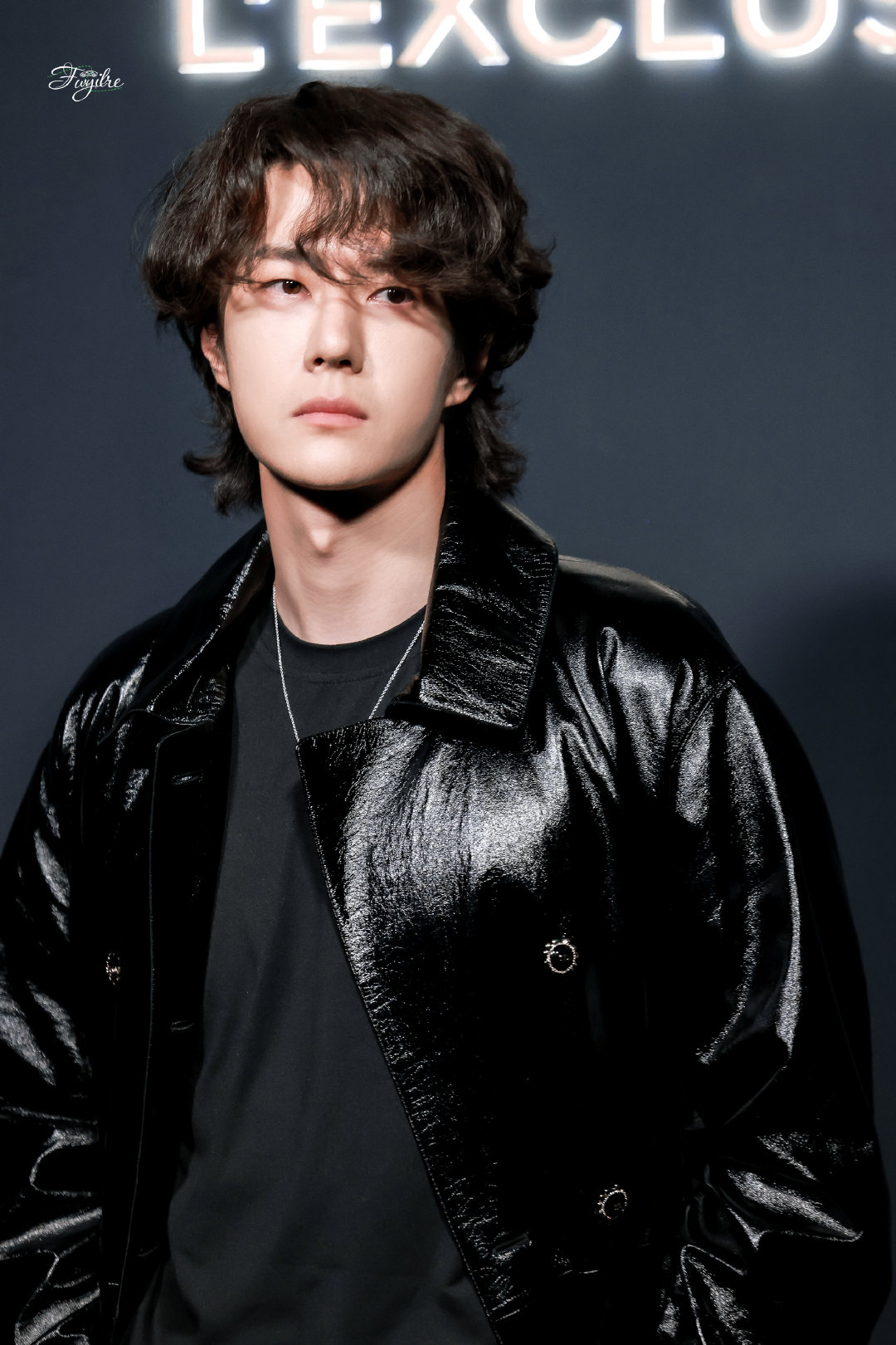 王一博近期的长发羊毛卷造型,将野性张力与青年般的生涩完美交融