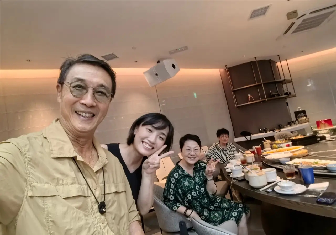 让大家感到惊喜的是不但有著名导演李国立,更重要的是,胡歌和妻子黄曦