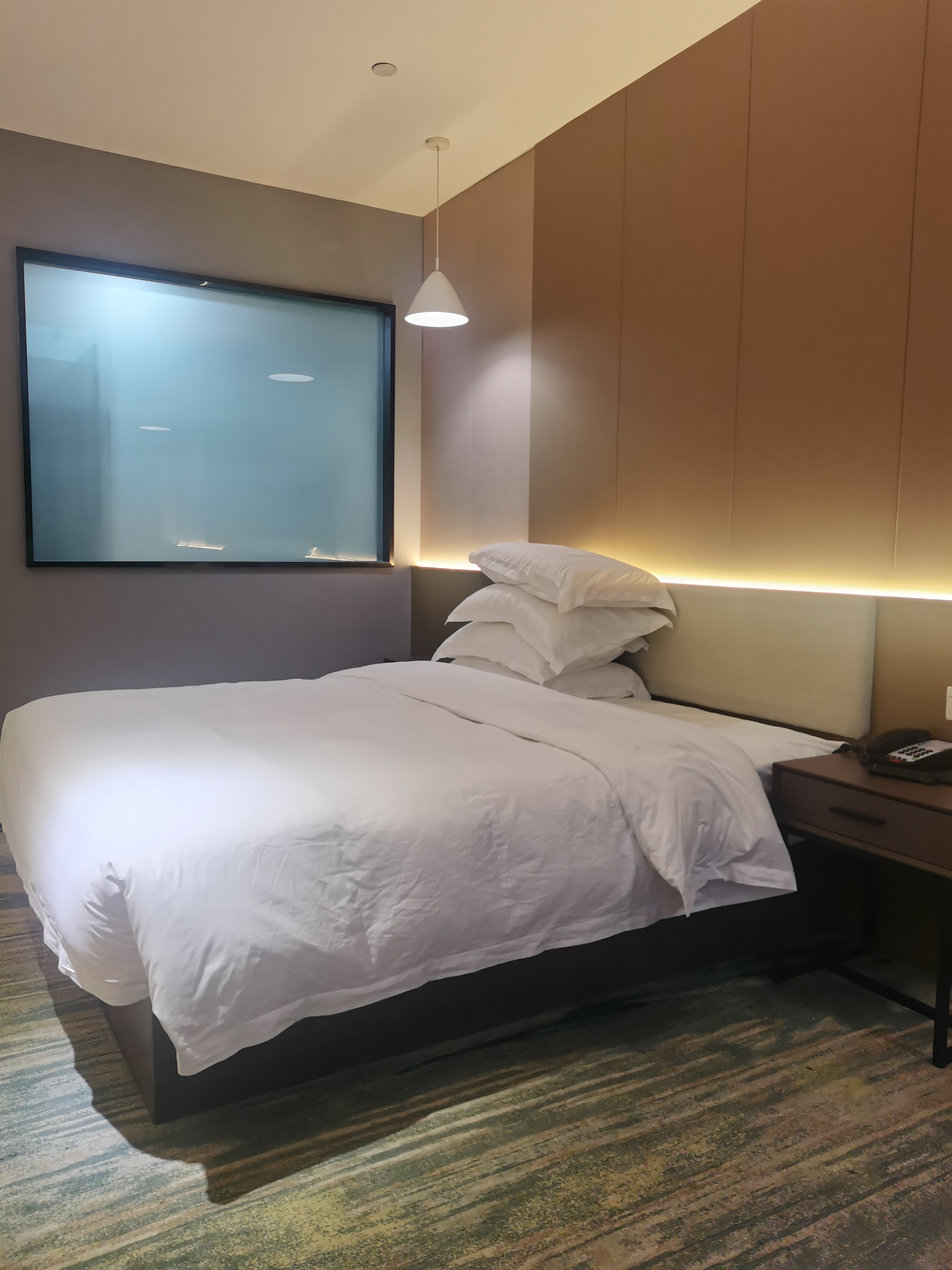 老汉多少天没有出来住过酒店了,这宾馆一个床上放4个枕头,大夏天的还