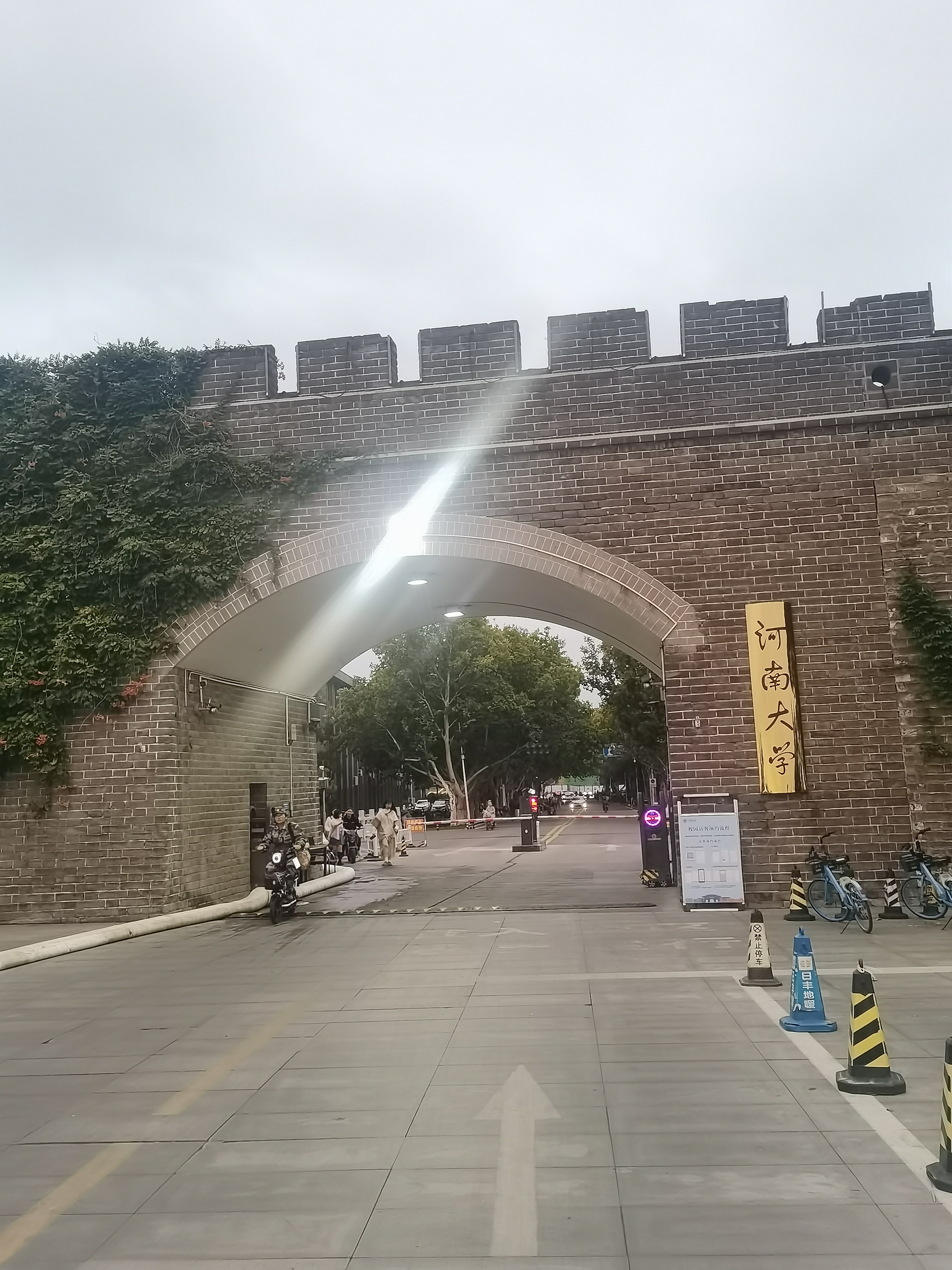 郑州大学南门图片