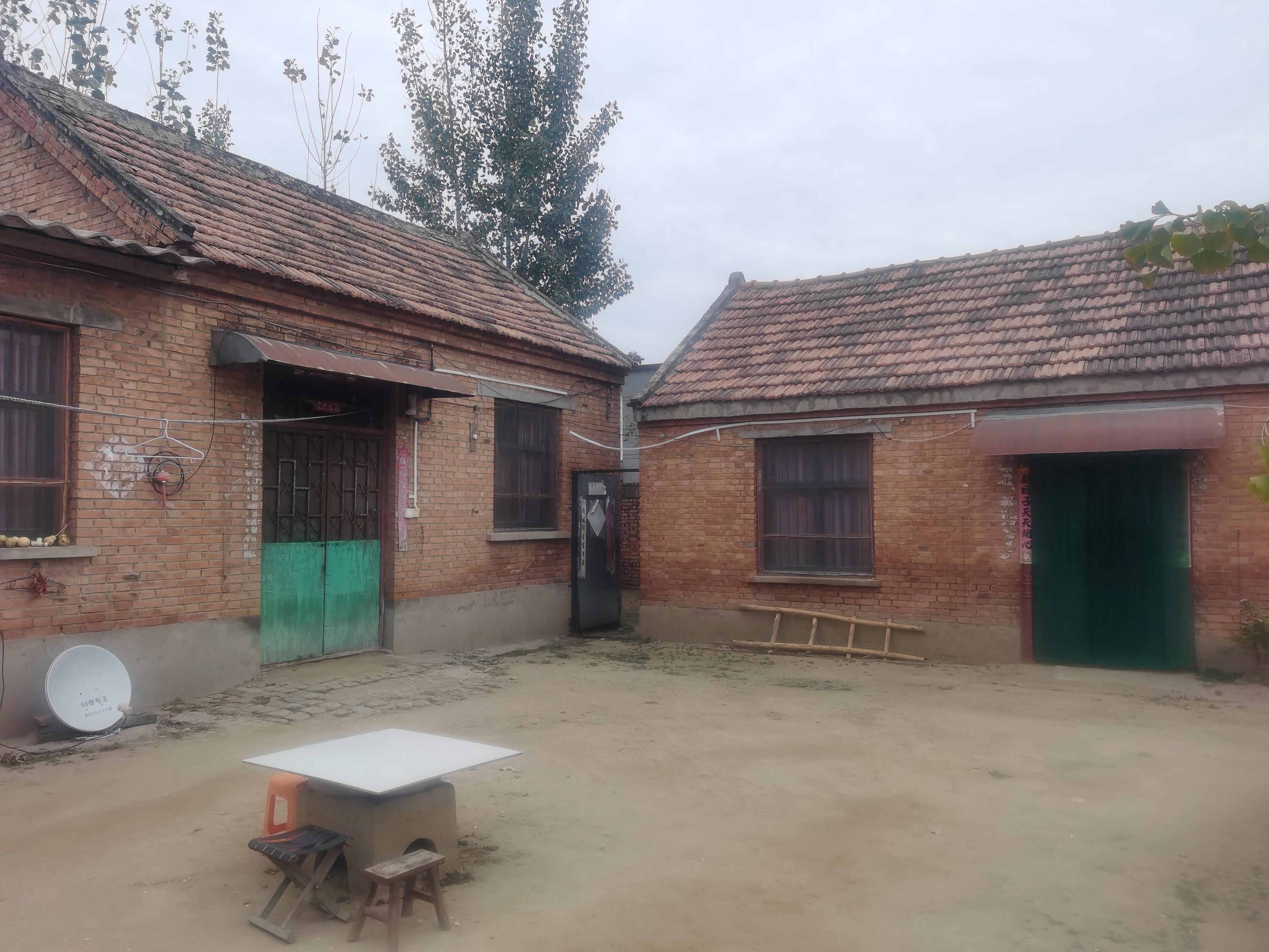 这是我们老家的老房,在农村算是很破的啦,目前只有父亲一个人在家居住