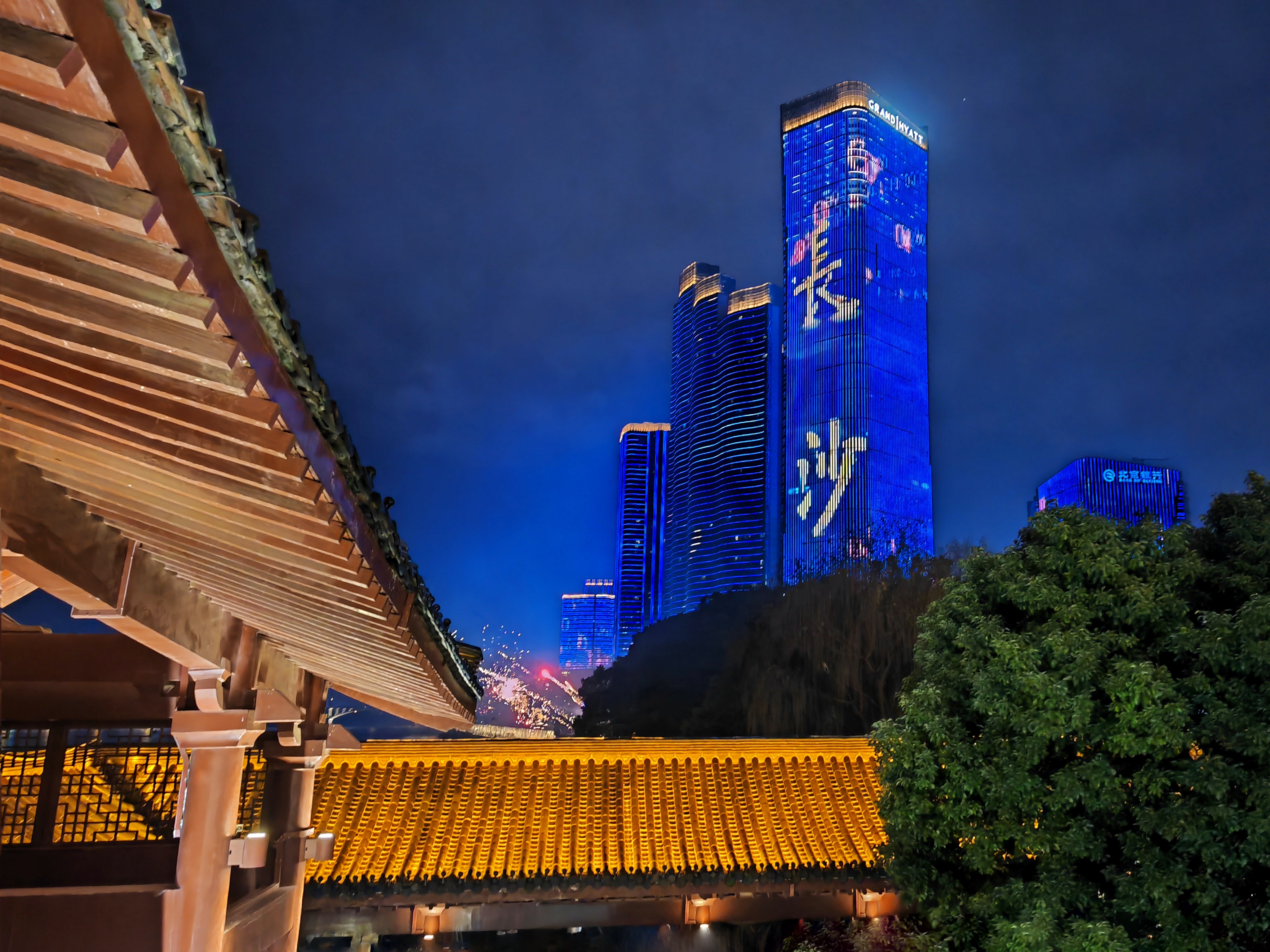 【夜色里的杜甫江阁】杜甫江阁,位于中国历史文化名城——湖南省长沙