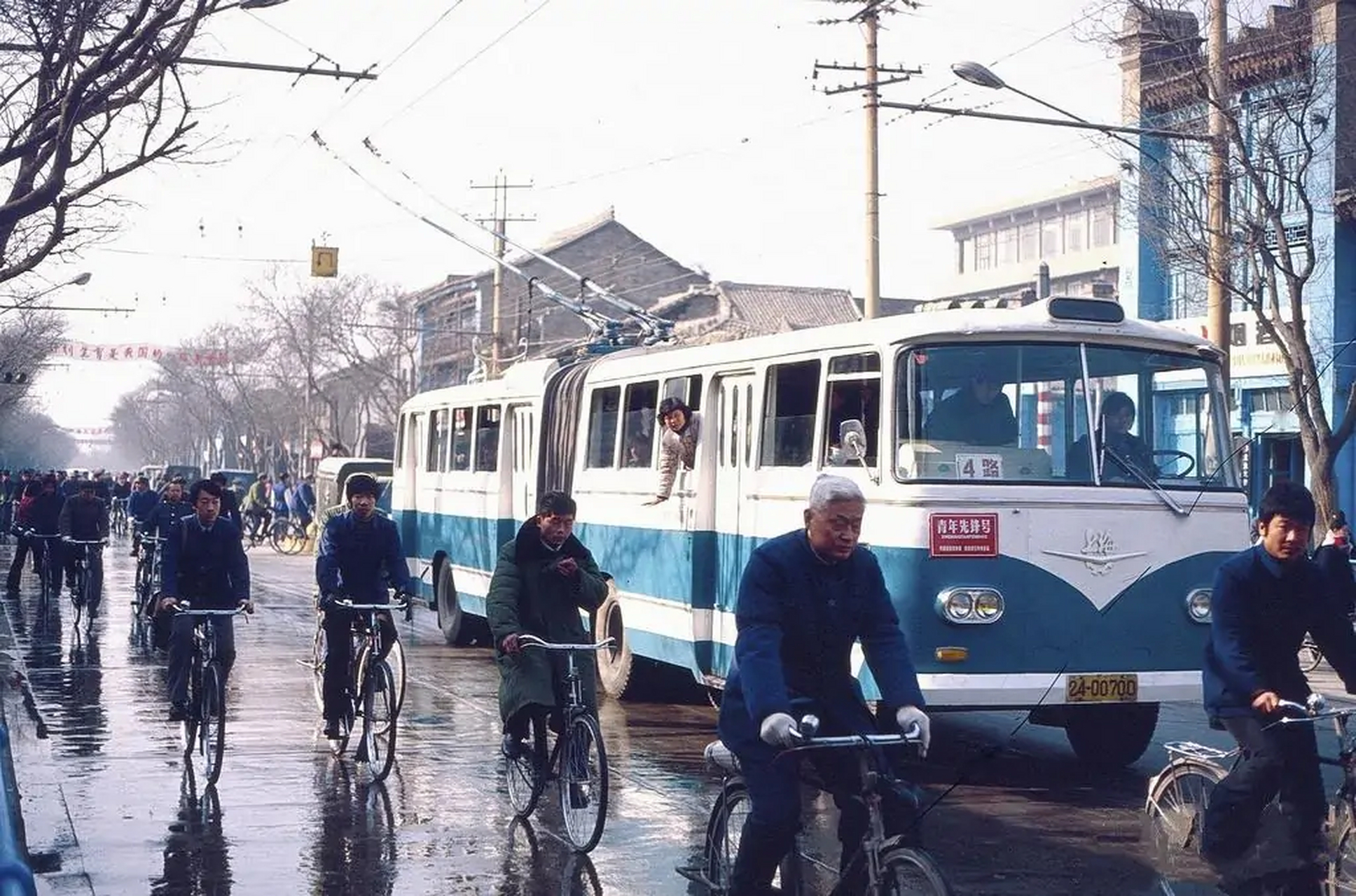 1983年的西安,大街上,人们骑着自行车去上部,一部4路的无轨电车,车头