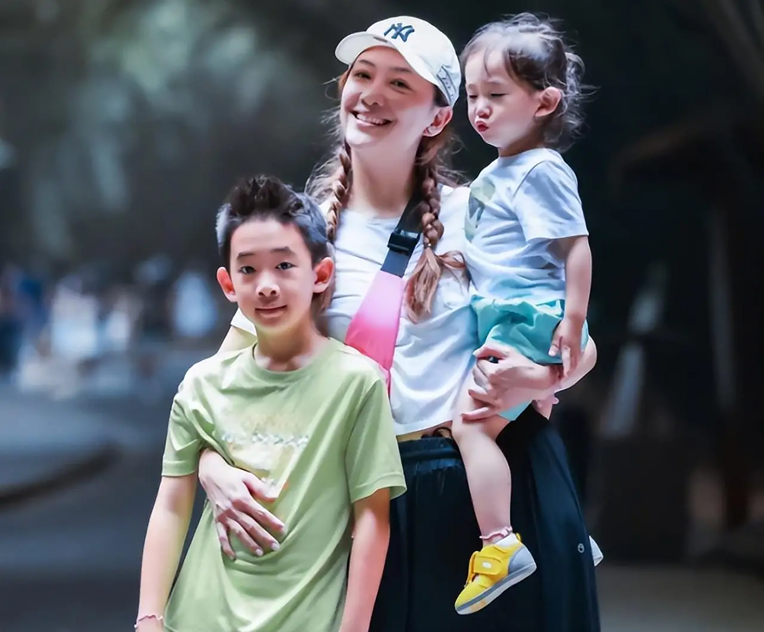 软萌的小小春长大了,跟陈小春简直像一个模子刻出来的,人长得不高但"