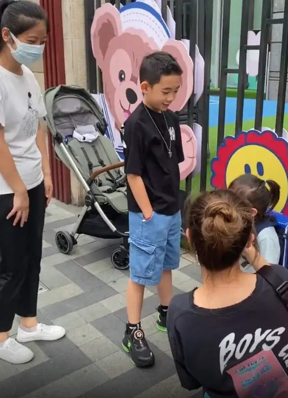 软萌的小小春长大了,跟陈小春简直像一个模子刻出来的,人长得不高但"