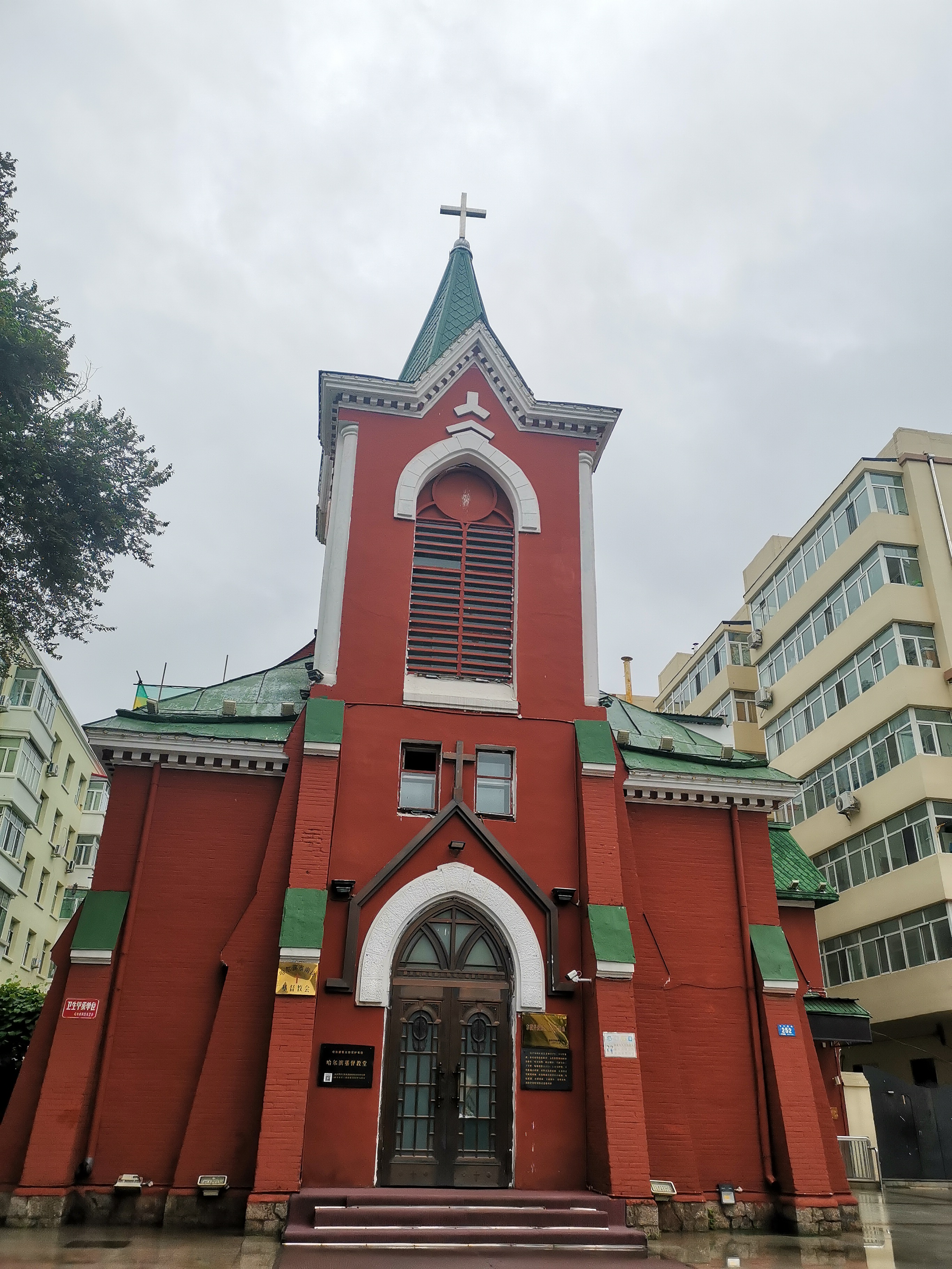 哈尔滨街头,探访百年基督教堂,红砖绿顶,历史的沉淀,文化的融合